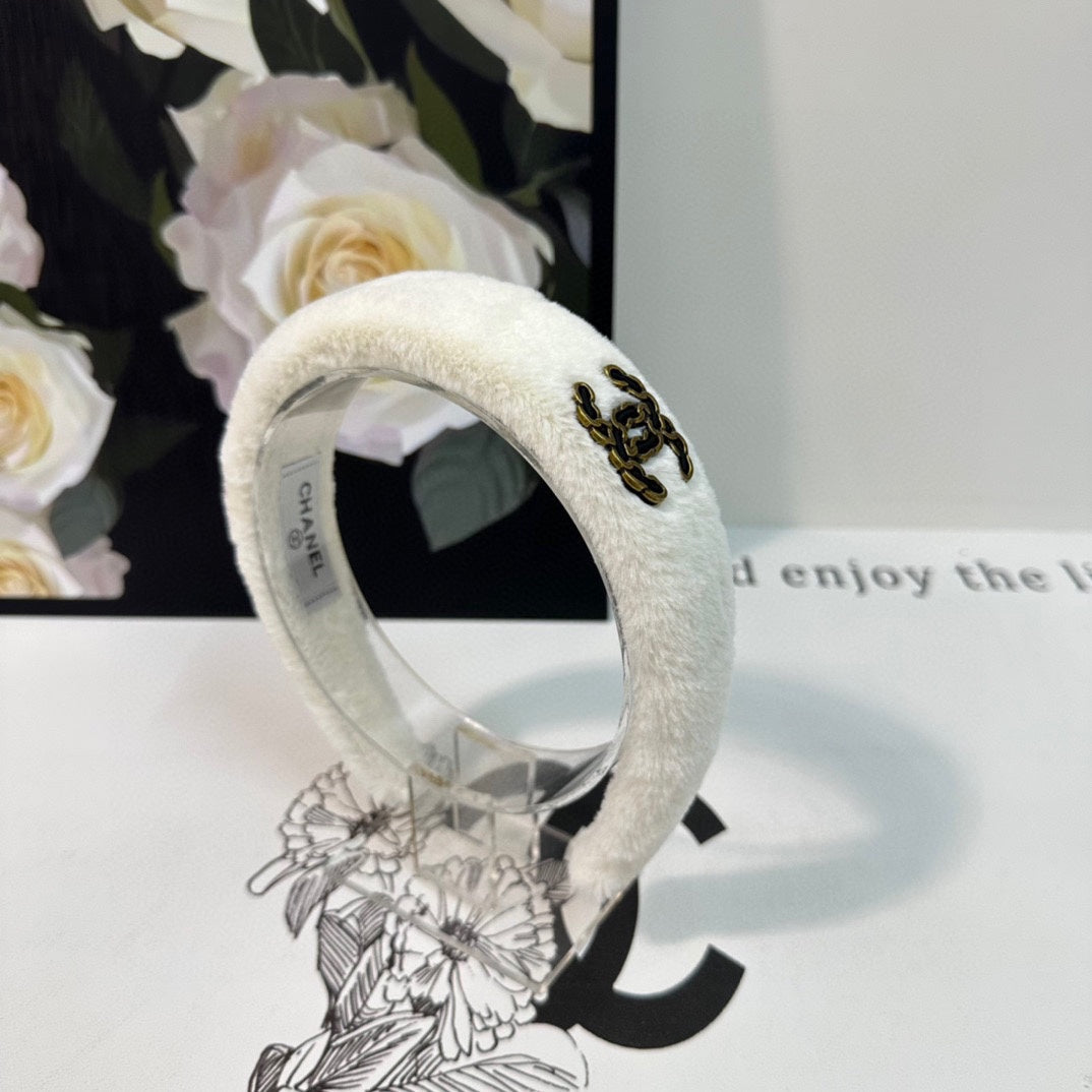 CHANEL WHITE SHEARLING HEADBAND 151384