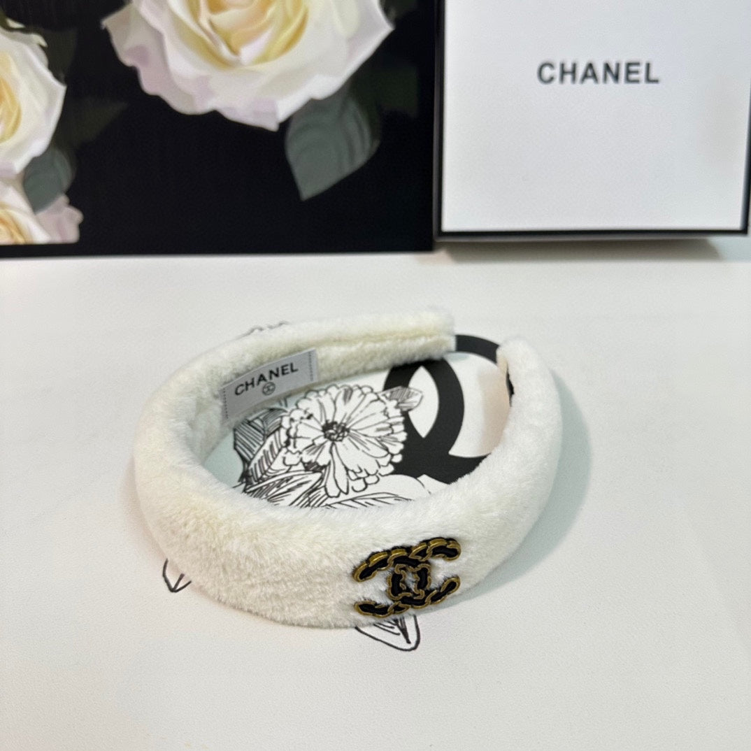 CHANEL WHITE SHEARLING HEADBAND 151384