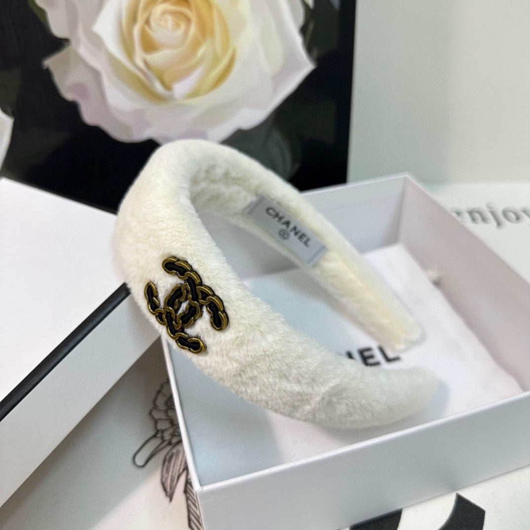 CHANEL WHITE SHEARLING HEADBAND 151384