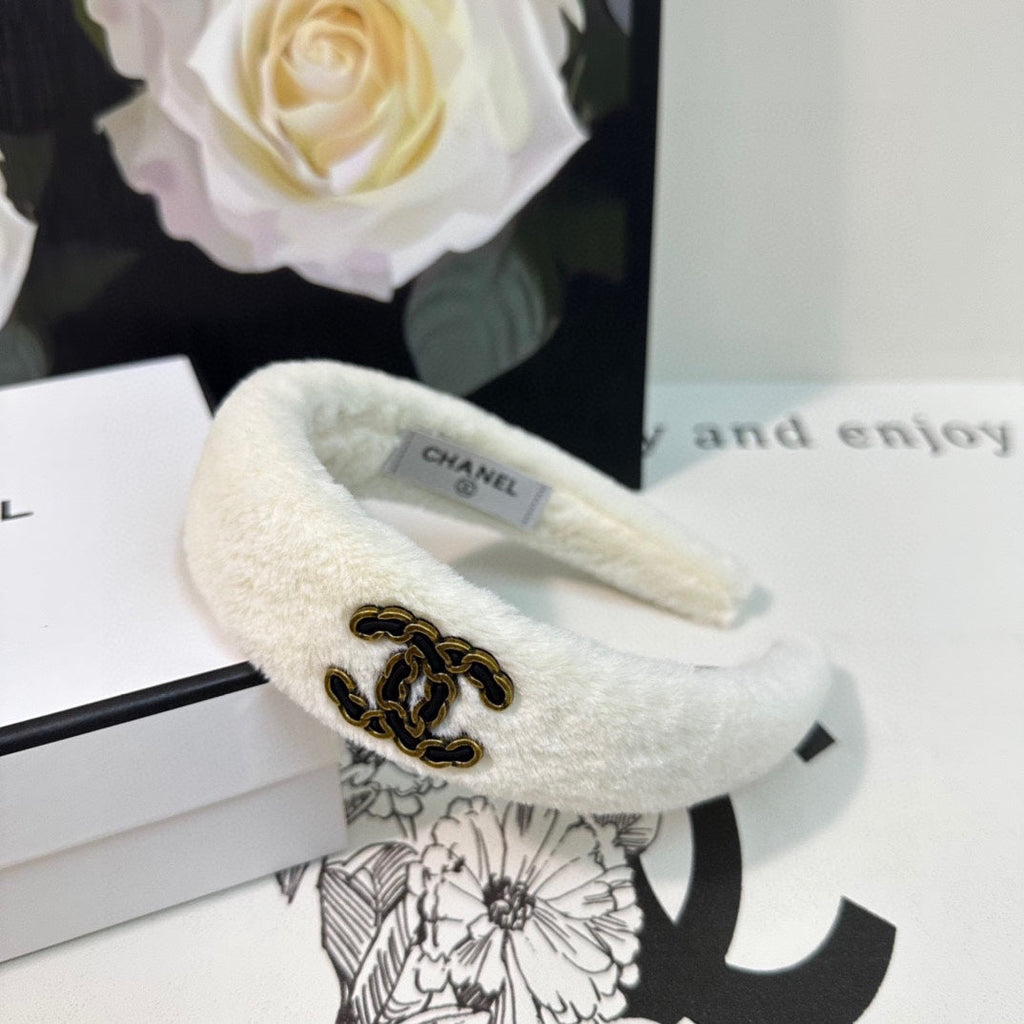 CHANEL WHITE SHEARLING HEADBAND 151384