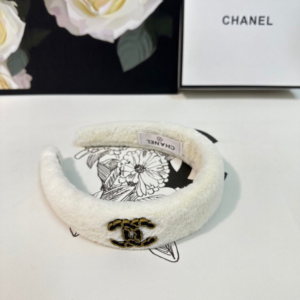 CHANEL WHITE SHEARLING HEADBAND 151384