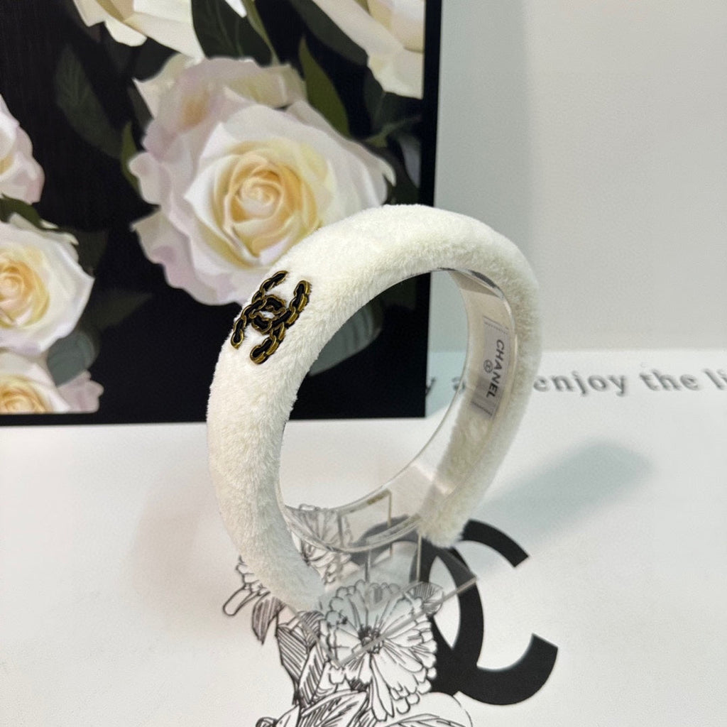 CHANEL WHITE SHEARLING HEADBAND 151384