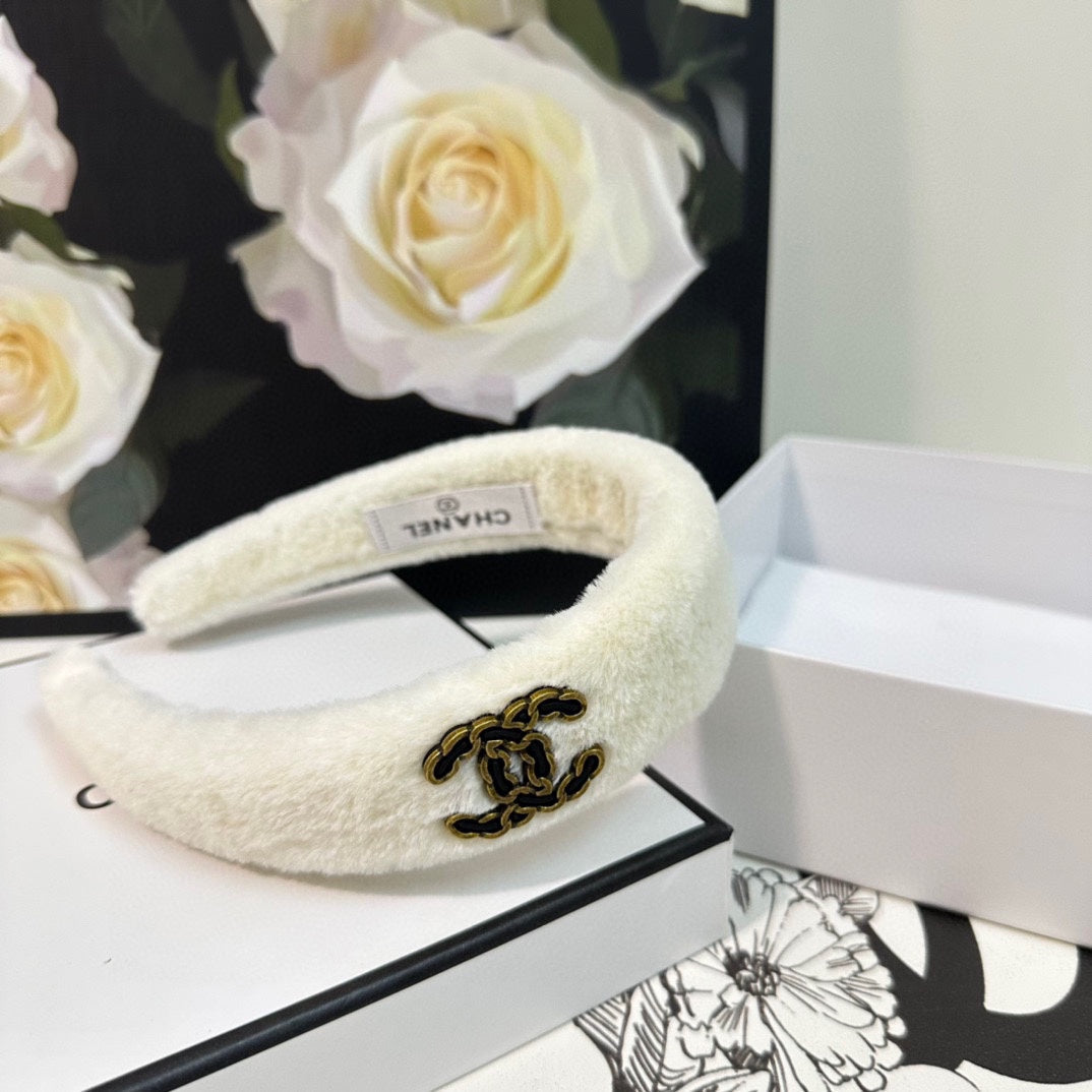 CHANEL WHITE SHEARLING HEADBAND 151384