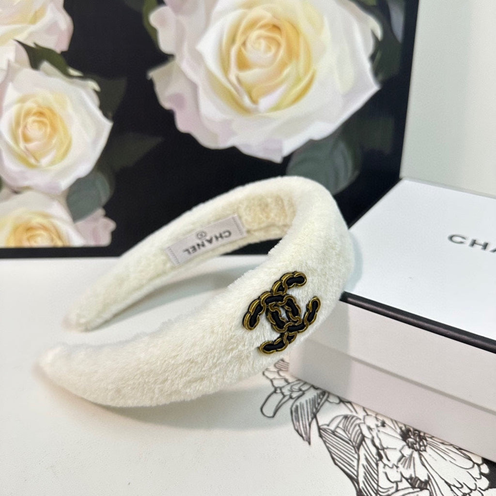 CHANEL WHITE SHEARLING HEADBAND 151384