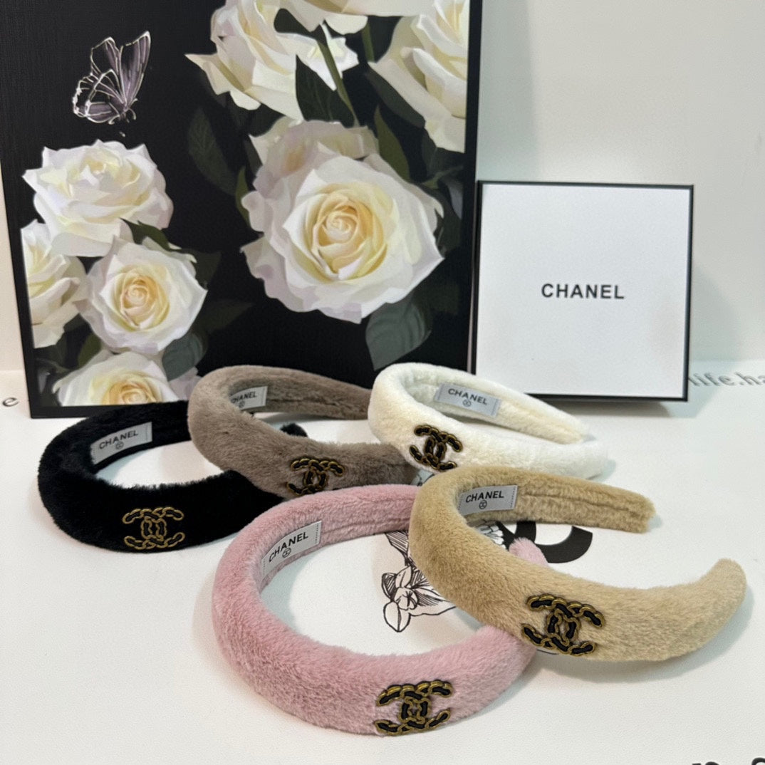 CHANEL WHITE SHEARLING HEADBAND 151384