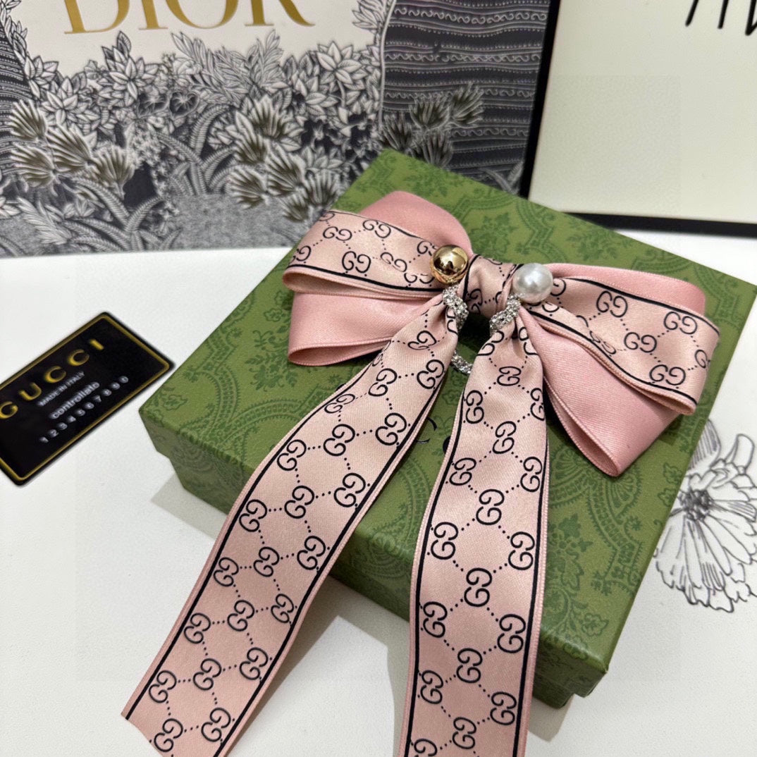 GUCCI RIBBON BOW HAIR CLIP IN BABY PINK RE-NYLON ATTACHED PEARL 358259