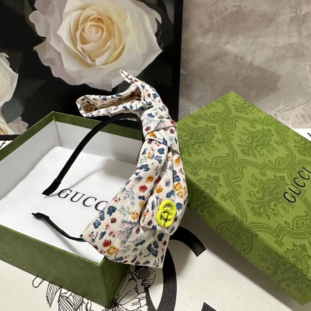 GUCCI HAIRBAND IN WHITE FLORAL FABRIC 385855