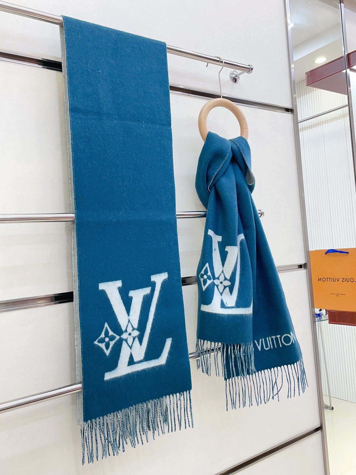 LOUIS VUITTON SMASH SCARF 210 CM IN ELECTRIC BLUE WOOL 390964