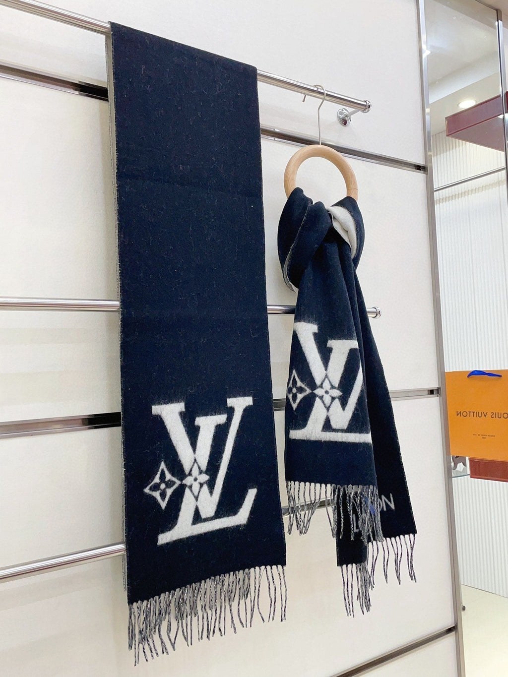 LOUIS VUITTON SMASH SCARF 210 CM IN BLACK WOOL 390965