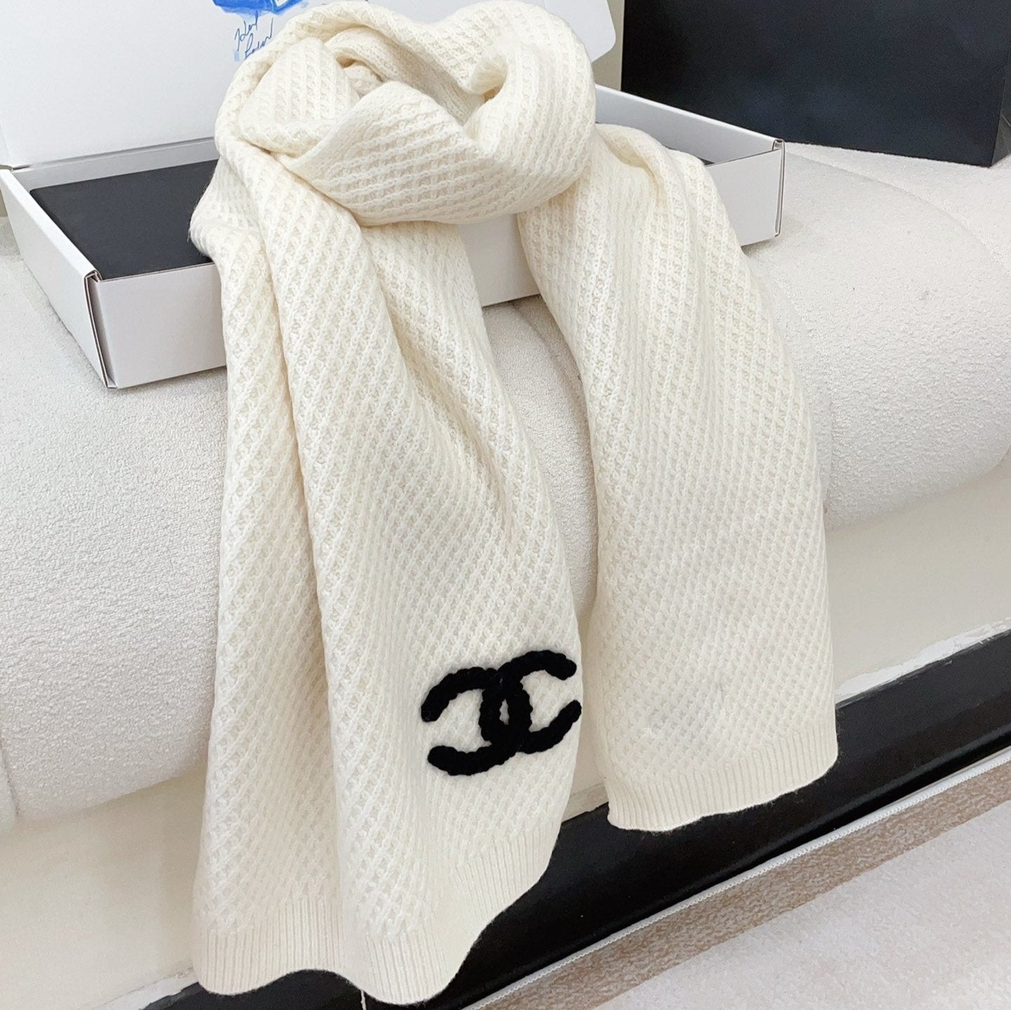 CHANEL SCARF 190 CM IN WHITE CASHMERE 393183