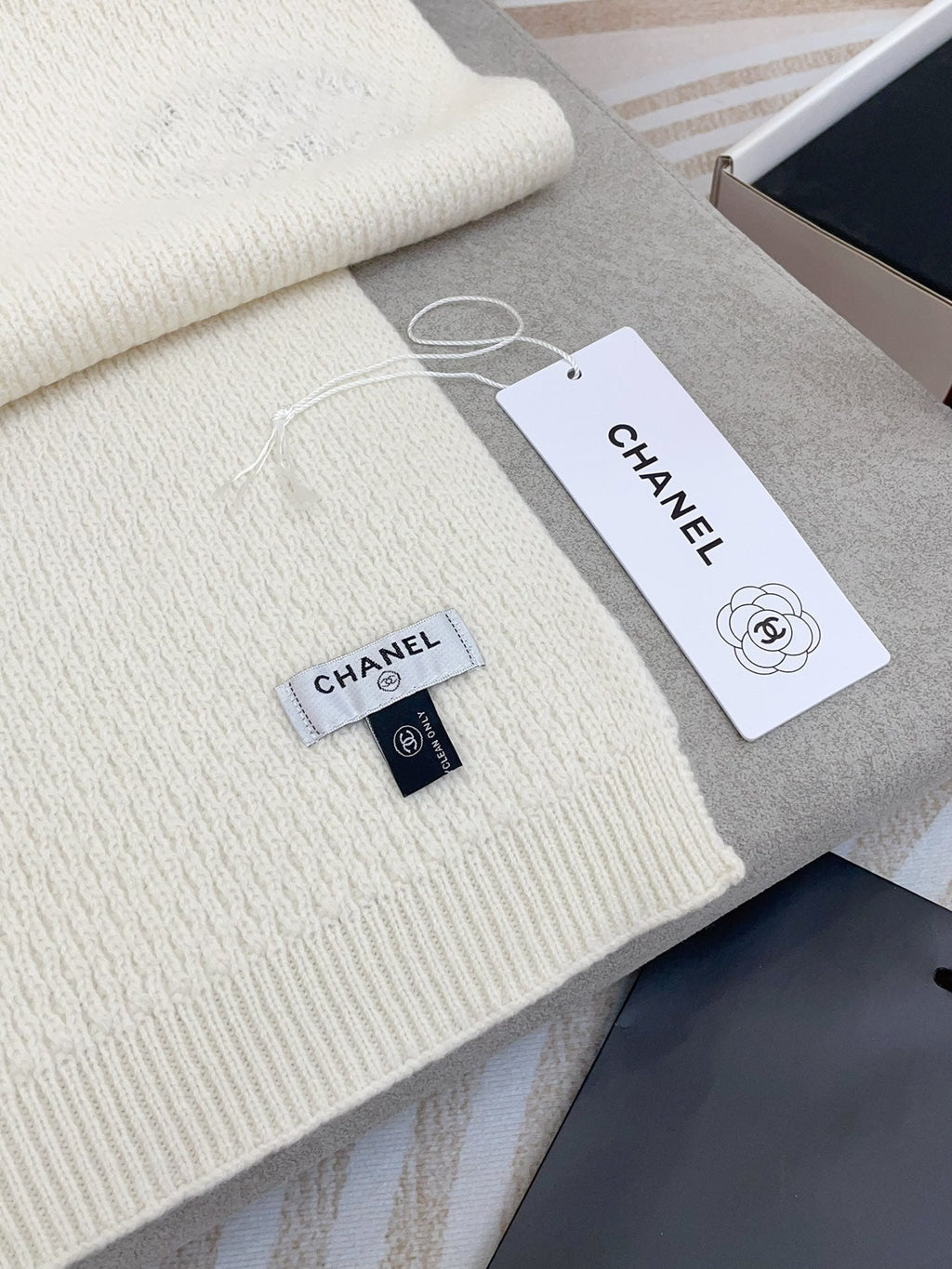 CHANEL SCARF 190 CM IN WHITE CASHMERE 393183