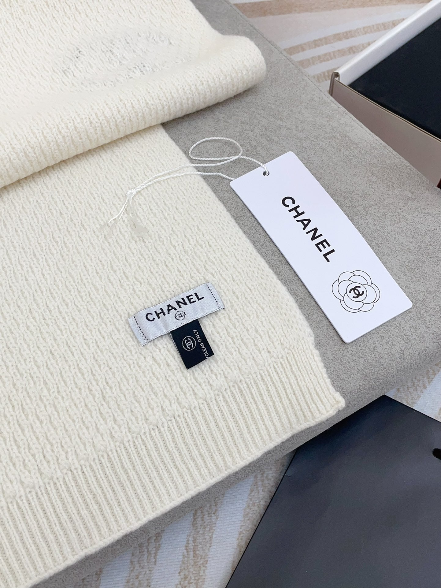 CHANEL SCARF 190 CM IN WHITE CASHMERE 393183
