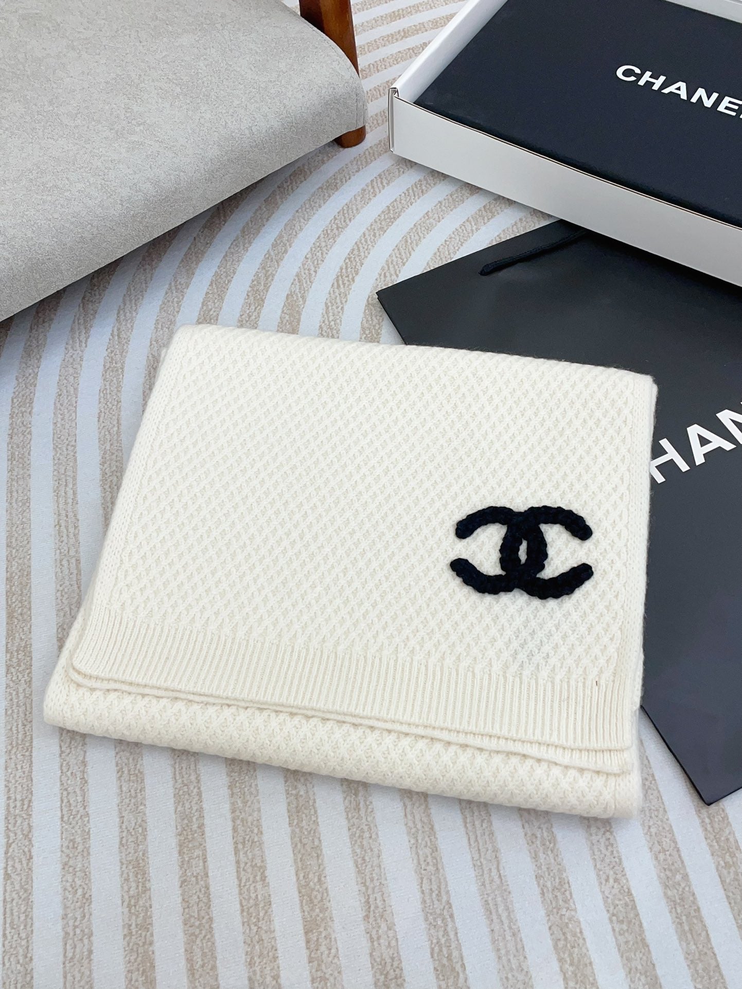 CHANEL SCARF 190 CM IN WHITE CASHMERE 393183