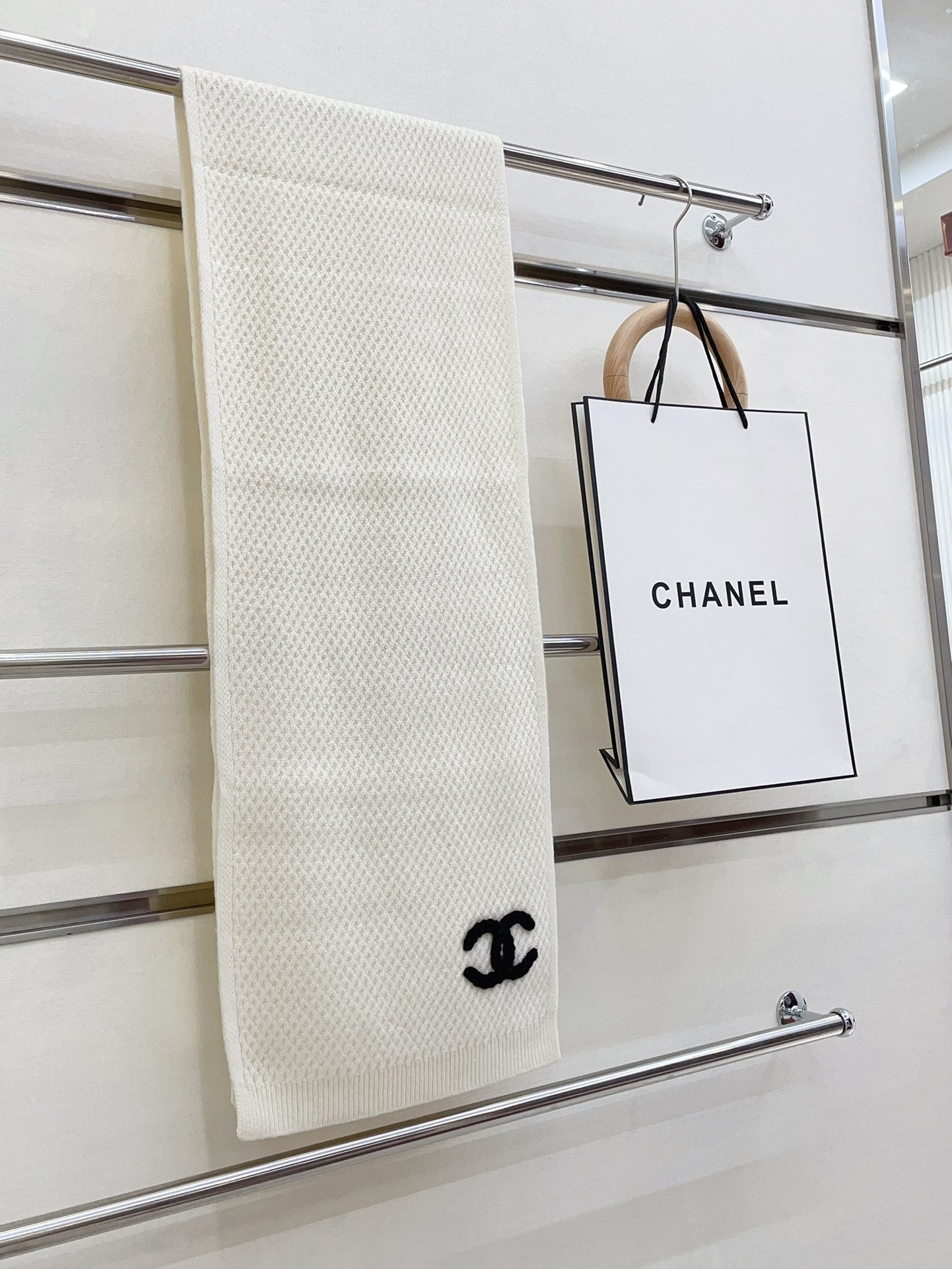 CHANEL SCARF 190 CM IN WHITE CASHMERE 393183