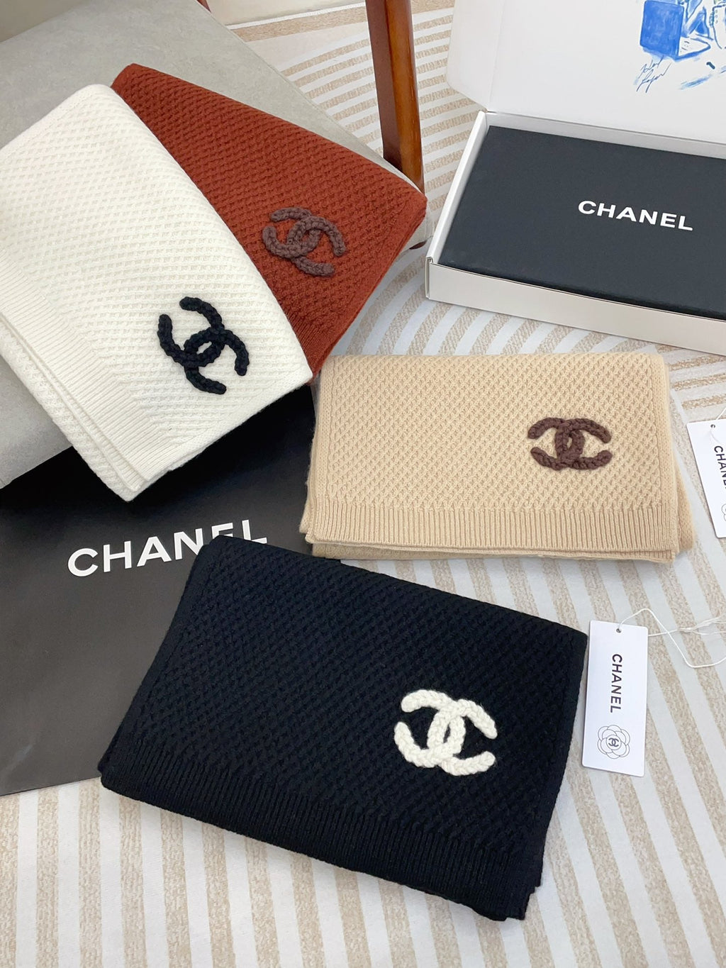 CHANEL SCARF 190 CM IN WHITE CASHMERE 393183