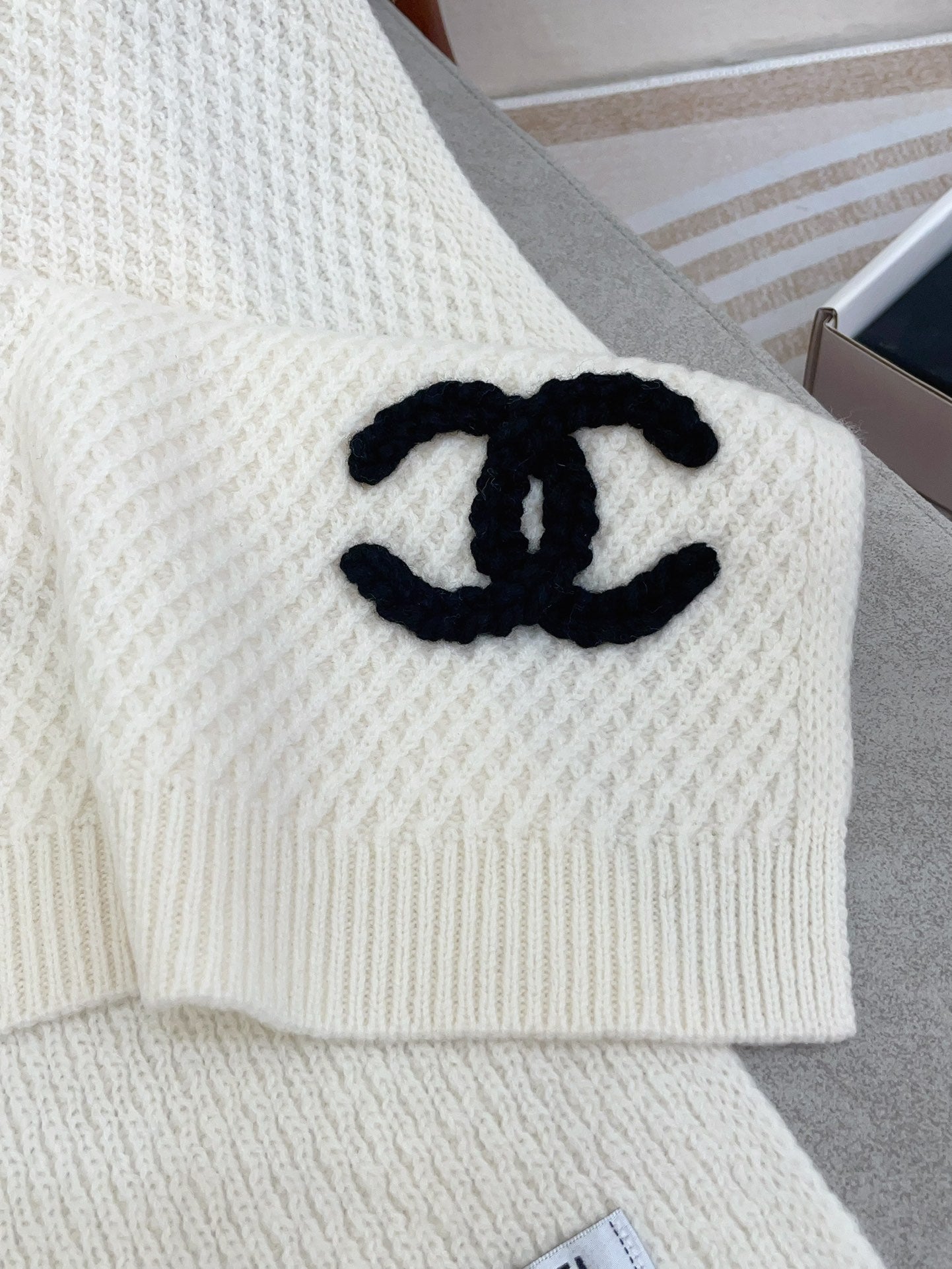 CHANEL SCARF 190 CM IN WHITE CASHMERE 393183