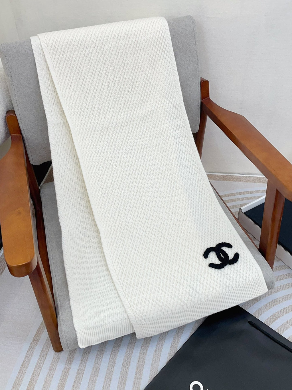 CHANEL SCARF 190 CM IN WHITE CASHMERE 393183