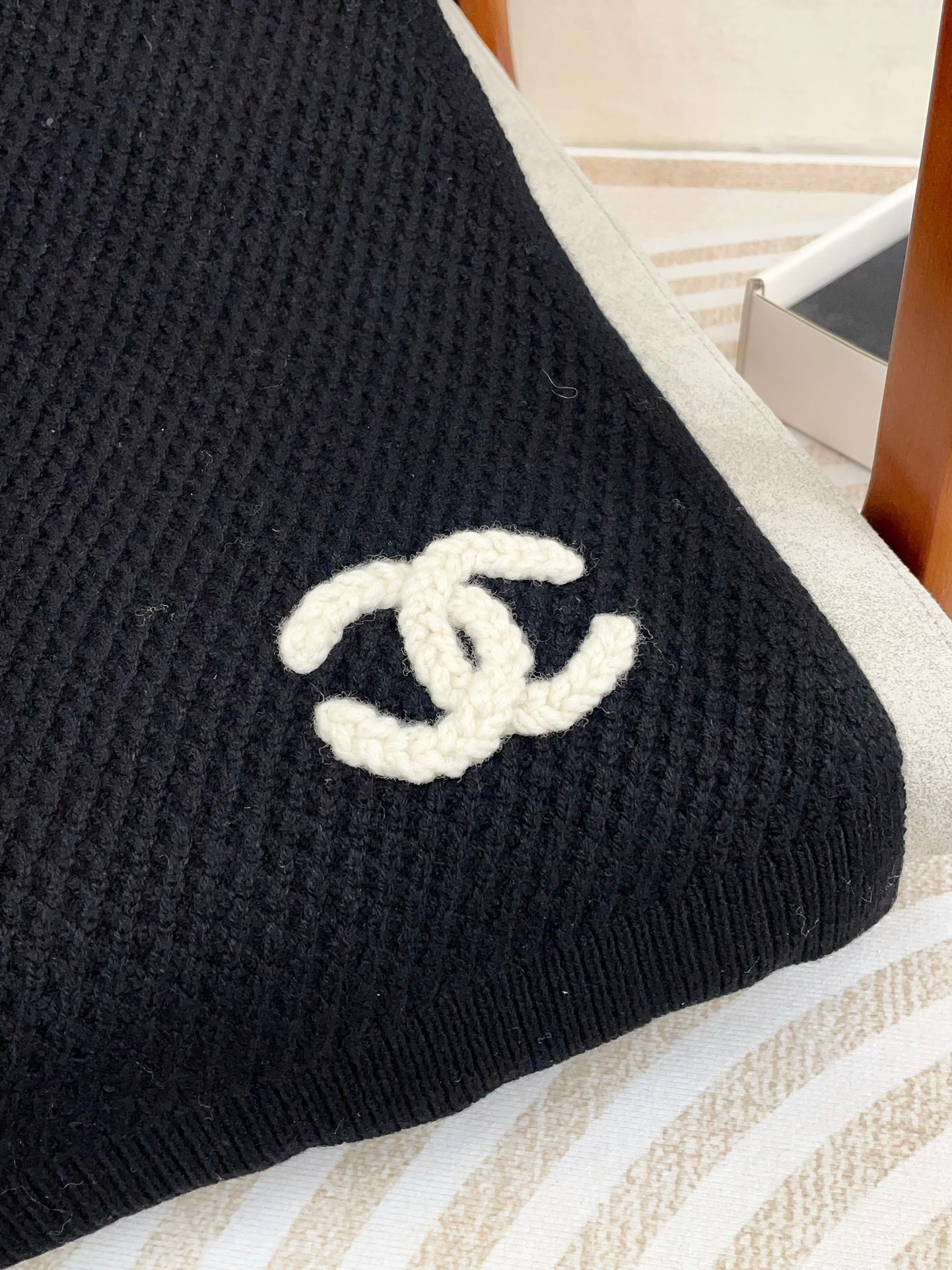 CHANEL SCARF 190 CM IN BLACK CASHMERE 393184