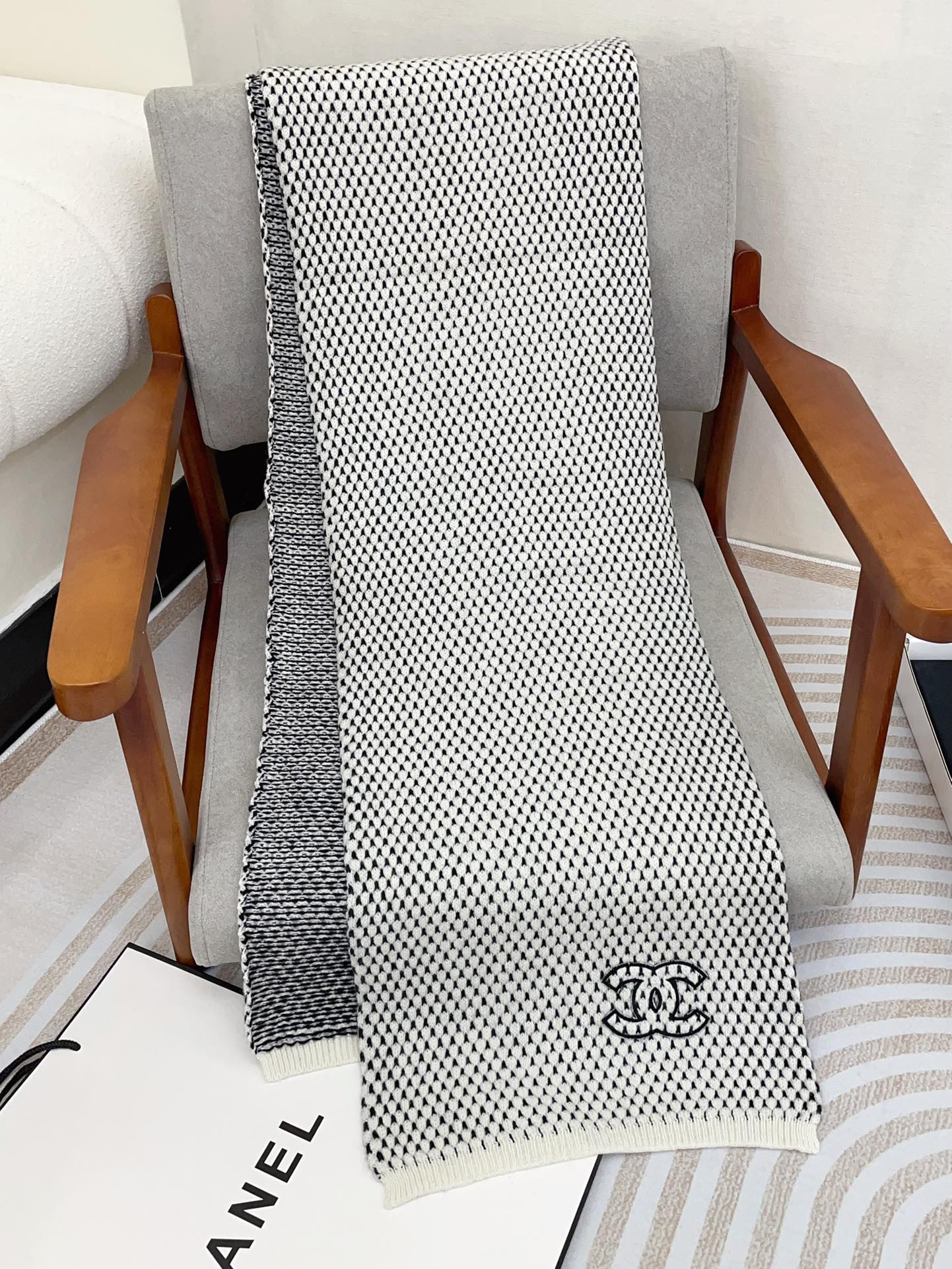 CHANEL SCARF 180 CM IN WHITE MIX BLACK CASHMERE 394592