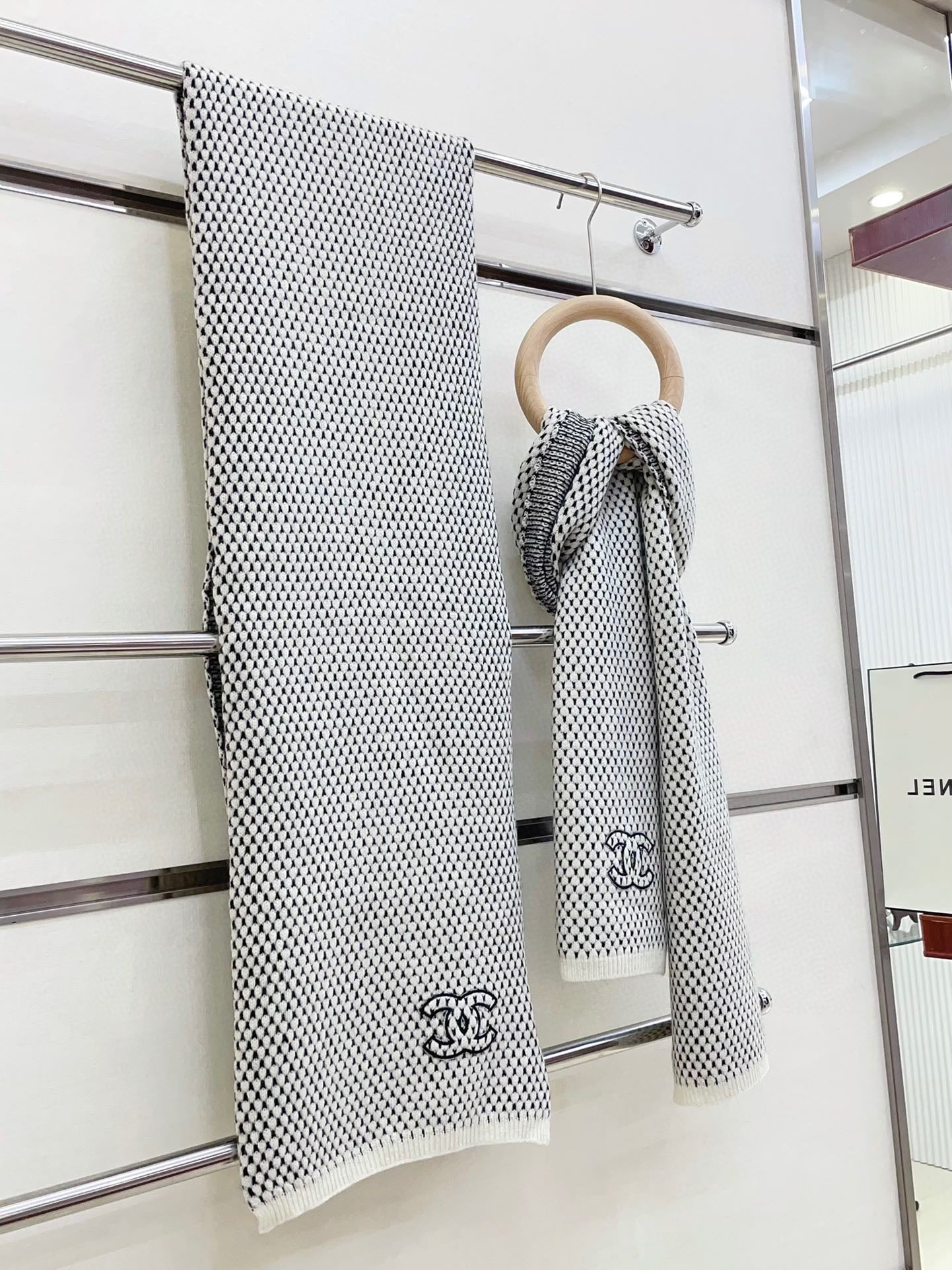 CHANEL SCARF 180 CM IN WHITE MIX BLACK CASHMERE 394592