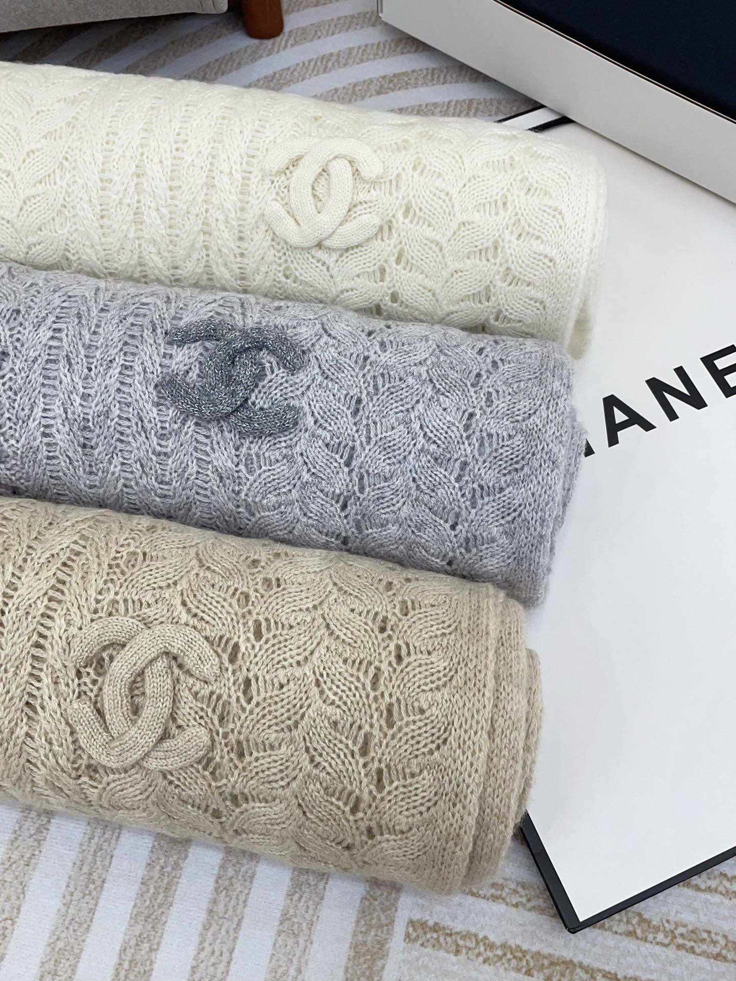 CHANEL SCARF 190 CM IN CLOUD GRAY CASHMERE 396247