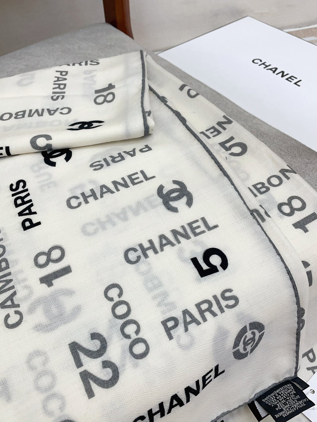 CHANEL SQUARE SCARF 140 CM IN WHITE MONOGRAM CASHMERE 401158