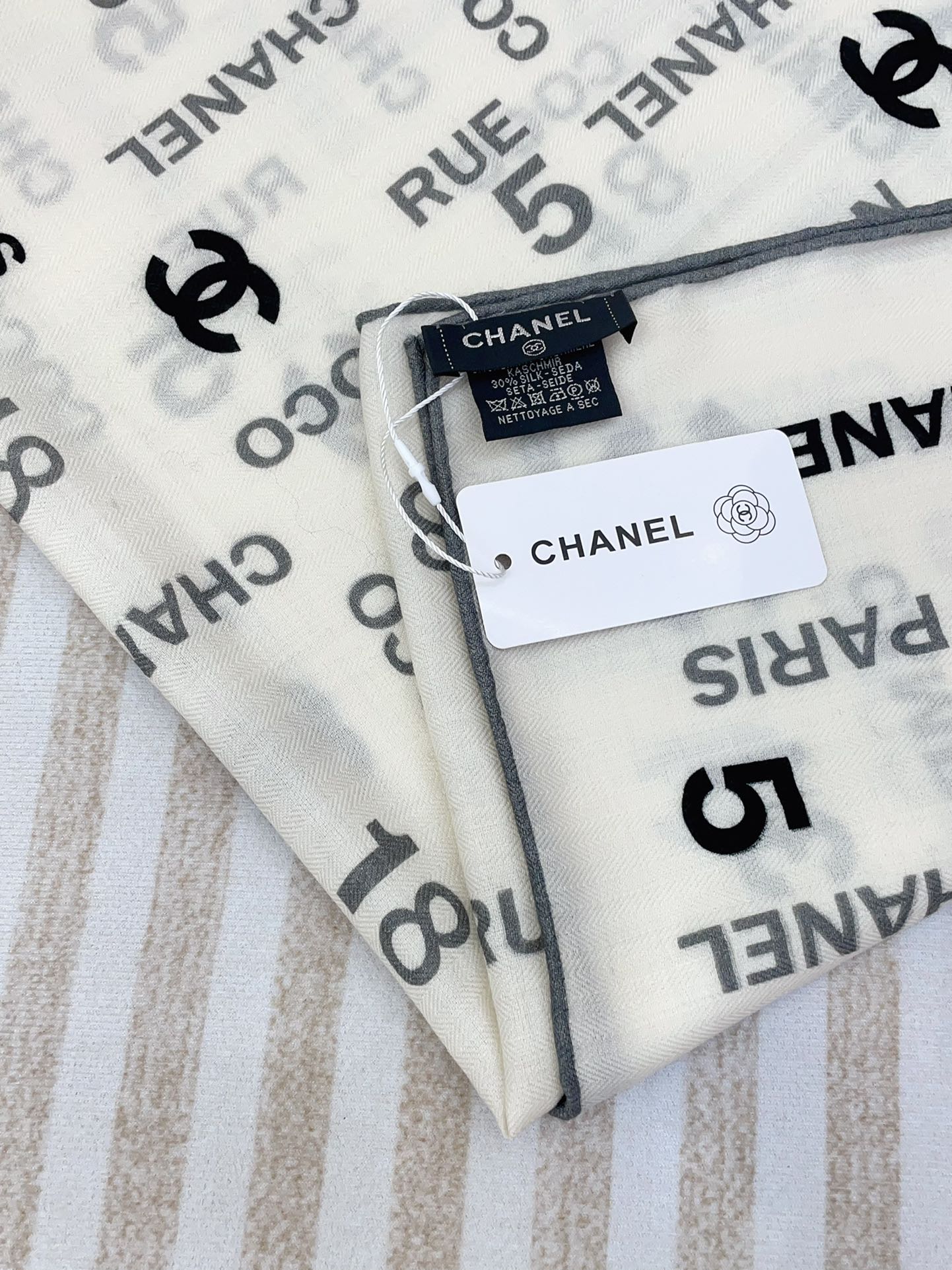 CHANEL SQUARE SCARF 140 CM IN WHITE MONOGRAM CASHMERE 401158