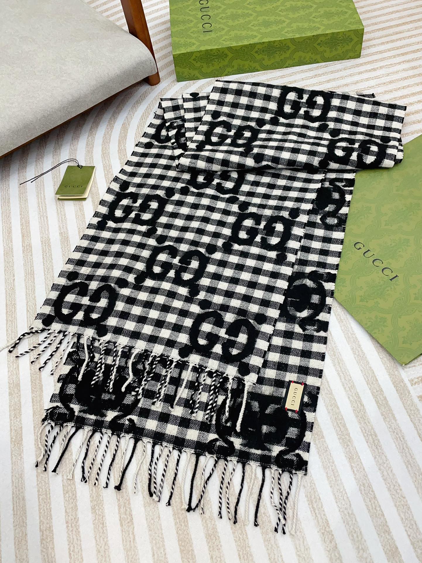 GUCCI SCARF 220 CM IN BLACK MIX WHITE WOOL 401165