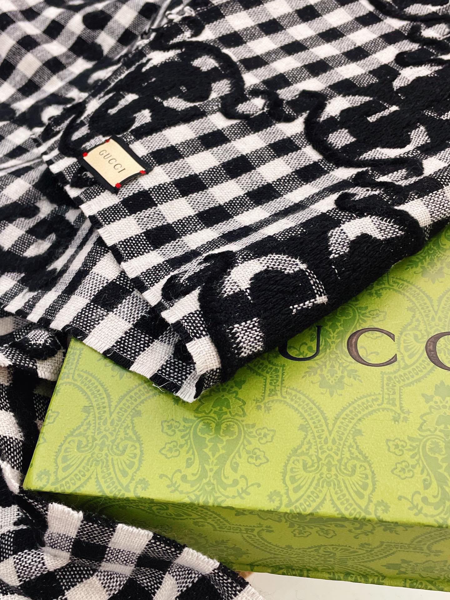 GUCCI SCARF 220 CM IN BLACK MIX WHITE WOOL 401165