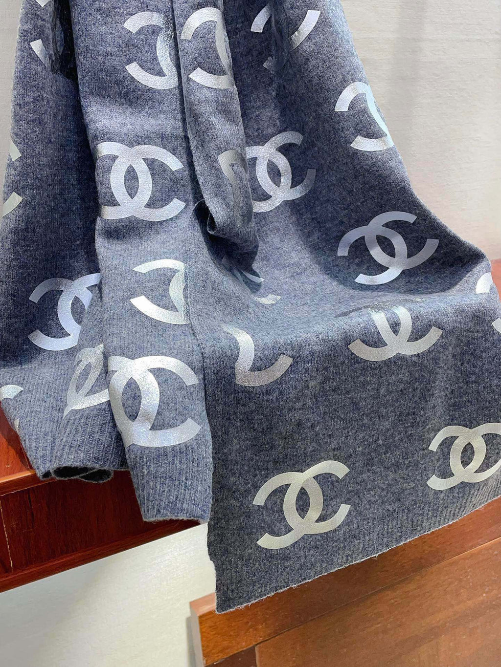 CHANEL SCARF 190 CM IN COOL GRAY CASHMERE WITH SILVER LOGO 401170