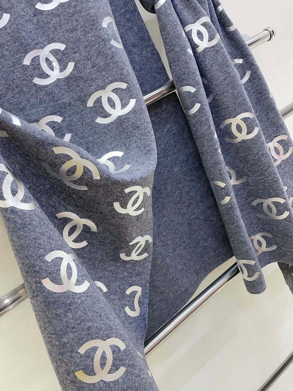 CHANEL SCARF 190 CM IN COOL GRAY CASHMERE WITH SILVER LOGO 401170