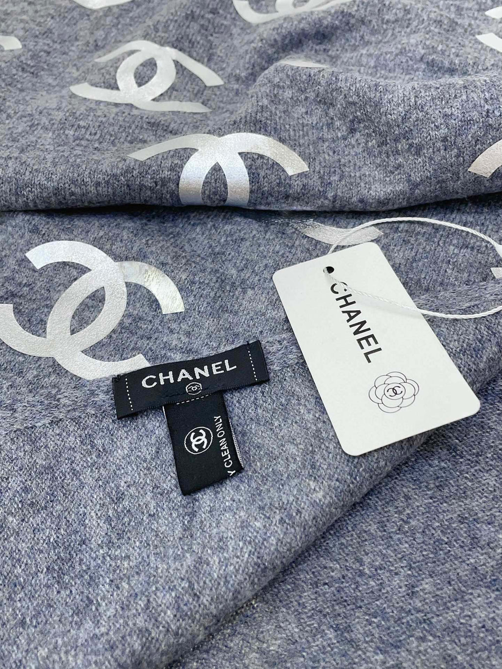 CHANEL SCARF 190 CM IN COOL GRAY CASHMERE WITH SILVER LOGO 401170