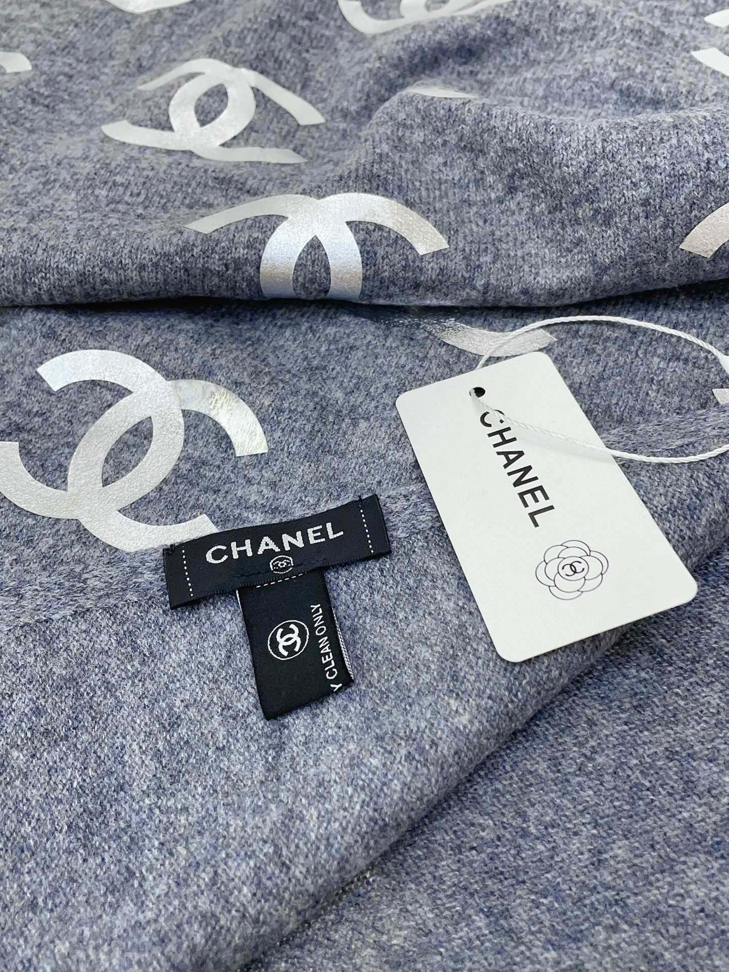 CHANEL SCARF 190 CM IN COOL GRAY CASHMERE WITH SILVER LOGO 401170