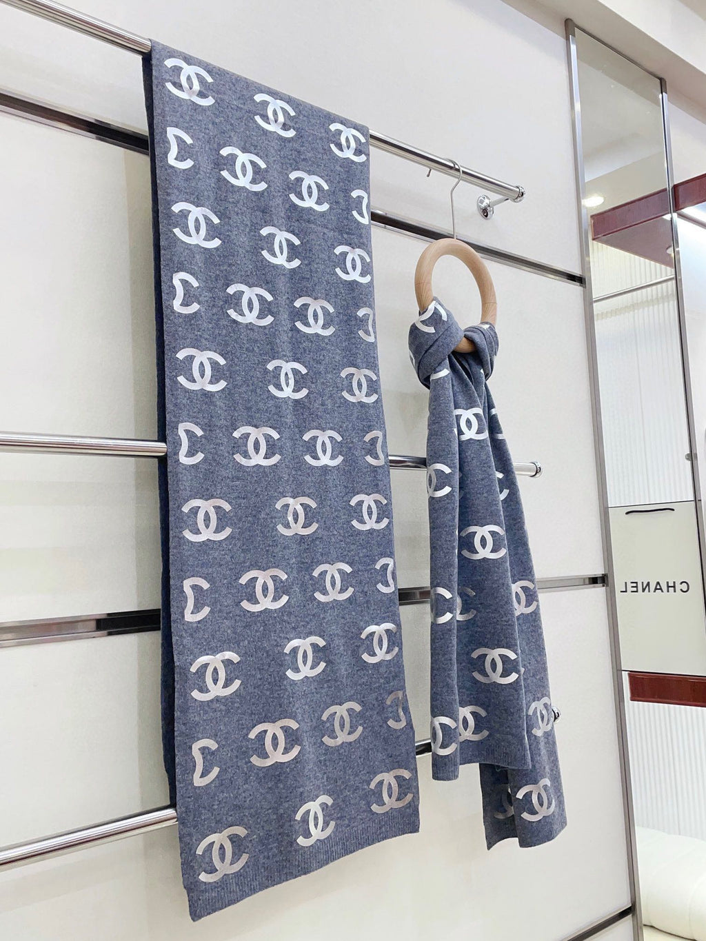 CHANEL SCARF 190 CM IN COOL GRAY CASHMERE WITH SILVER LOGO 401170