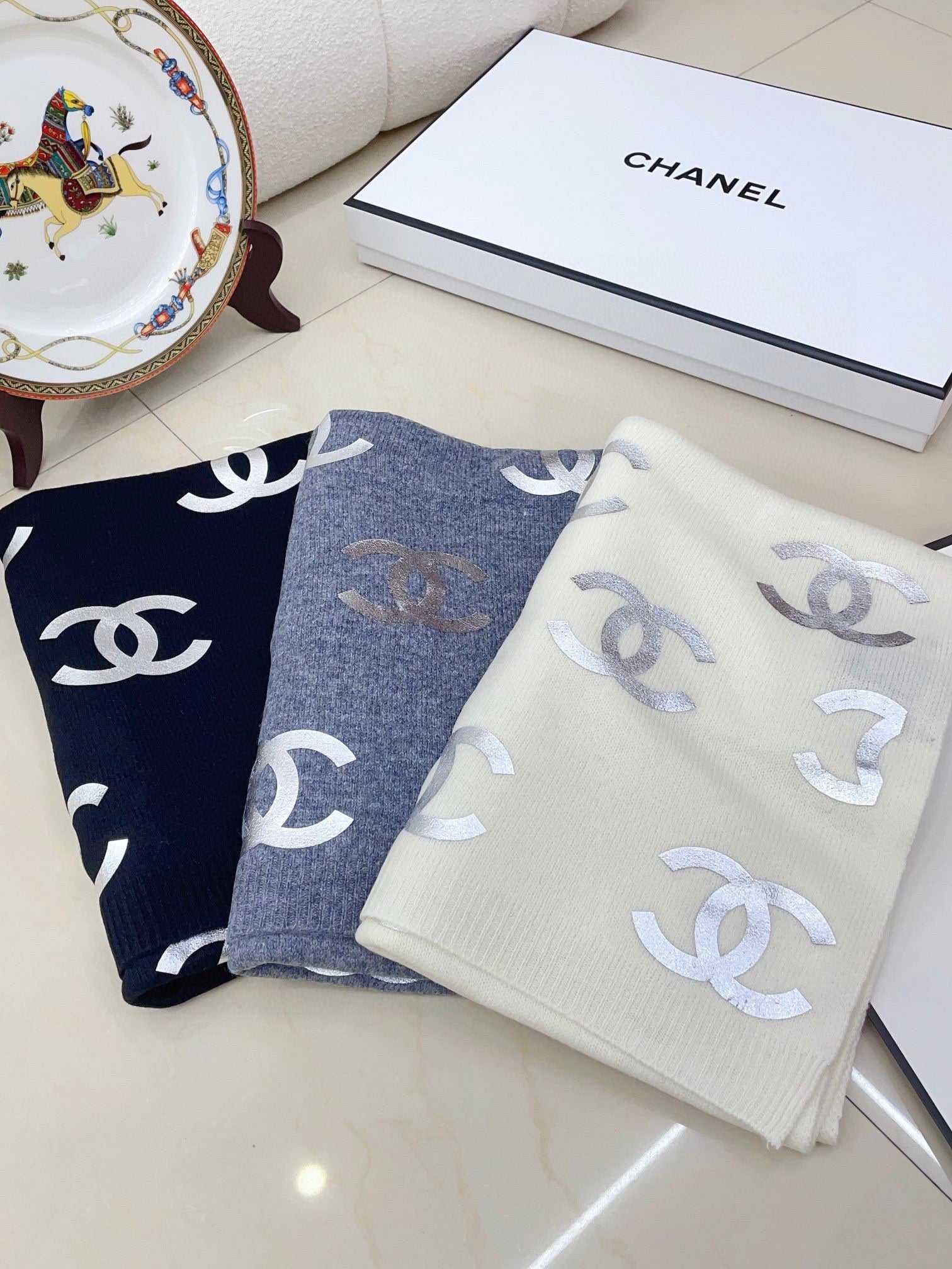 CHANEL SCARF 190 CM IN COOL GRAY CASHMERE WITH SILVER LOGO 401170