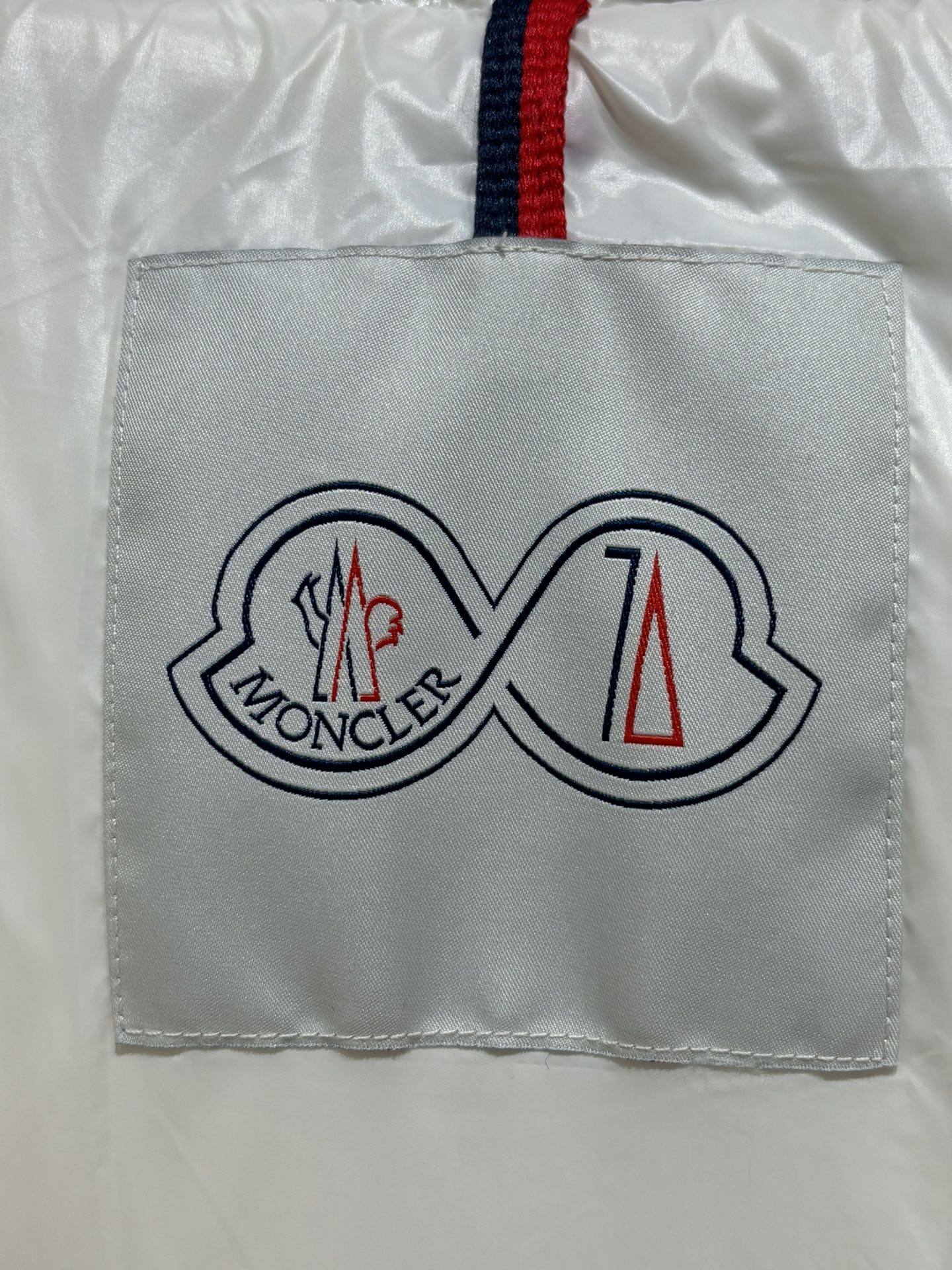 MONCLER 25S DOWN JACKET 379