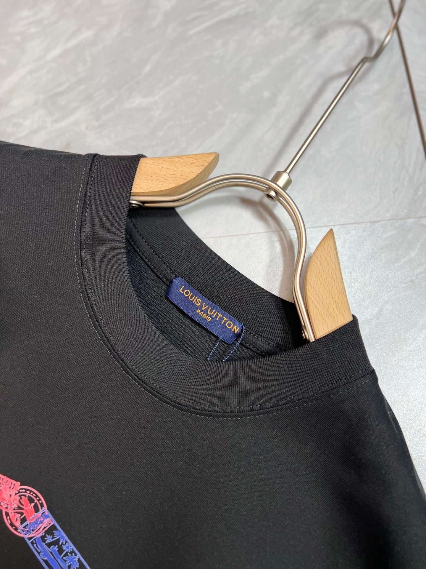 LOUIS VUITTON LV T-SHIRT IN BLACK PURE COTTON COLORFUL LOGO 238924
