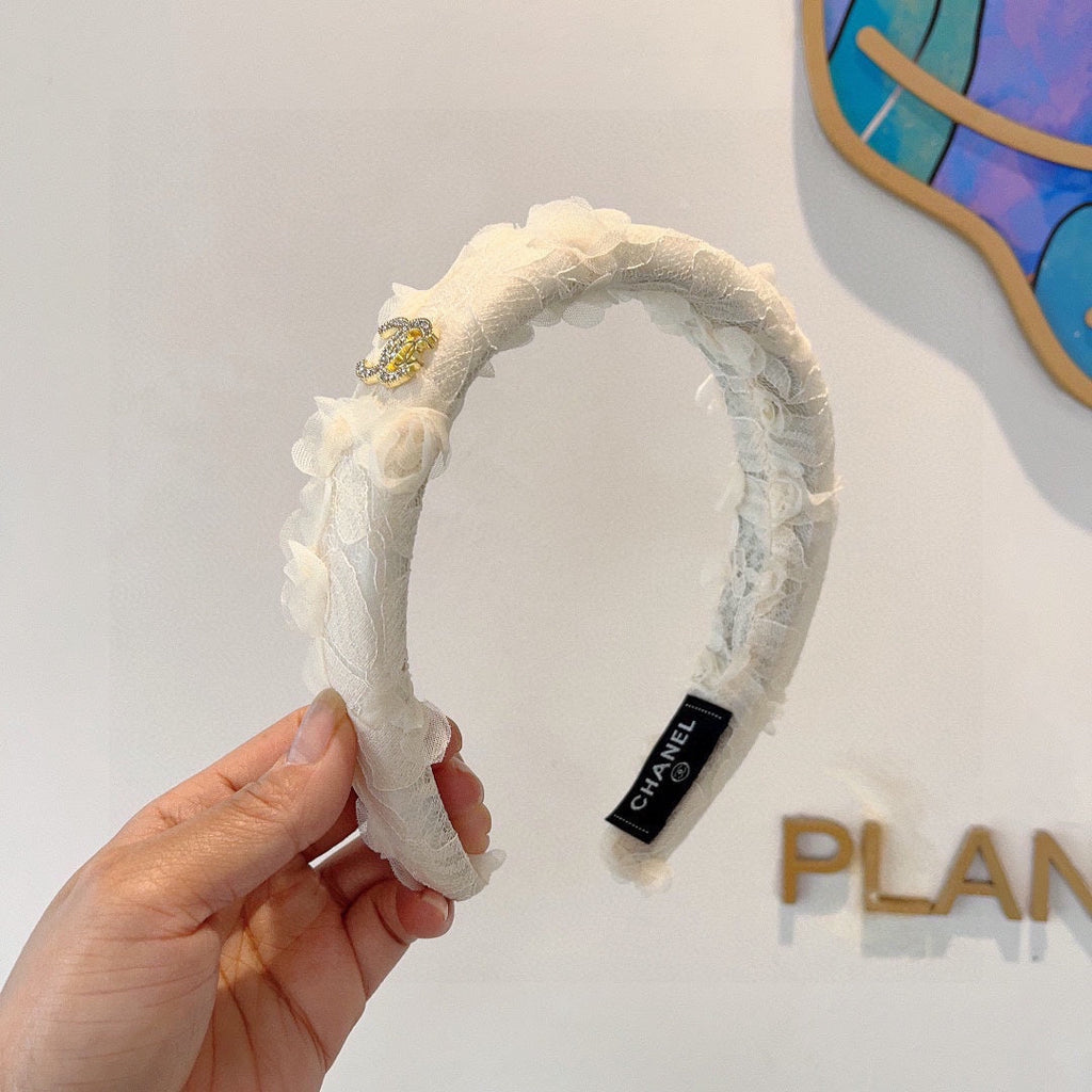 CHANEL WHITE FABRIC WITH ROSE LACE TRIM HAIRBAND 414412