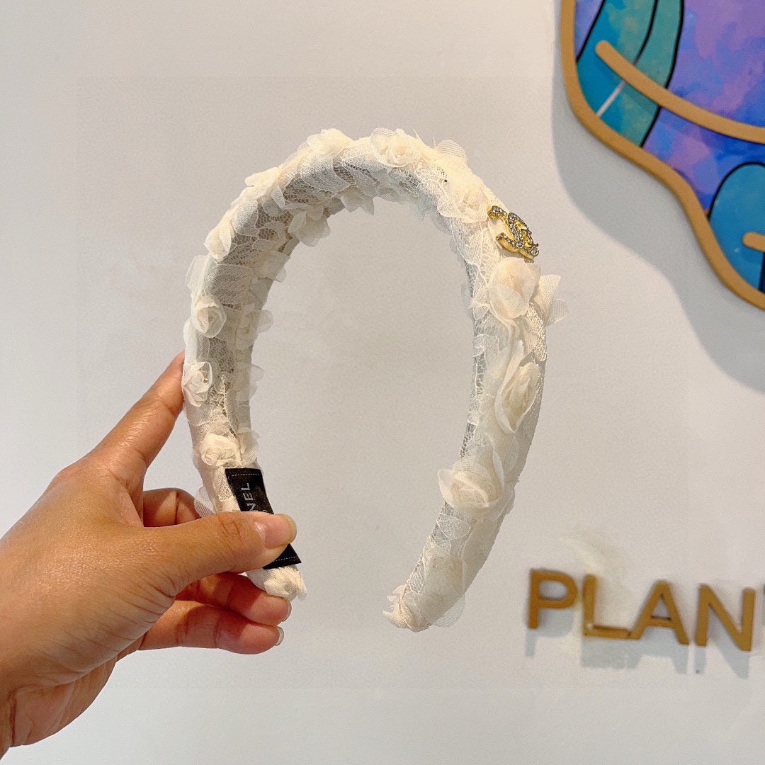 CHANEL WHITE FABRIC WITH ROSE LACE TRIM HAIRBAND 414412