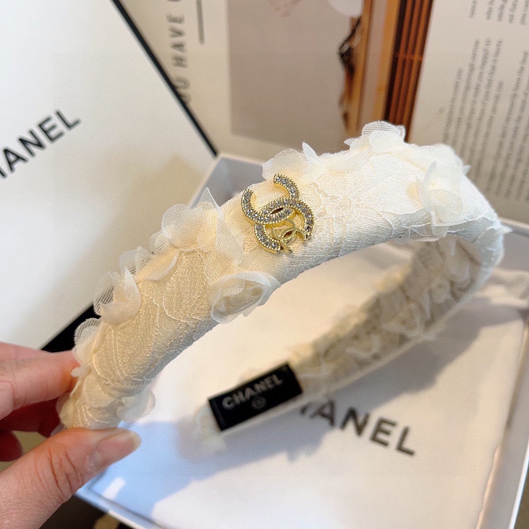 CHANEL WHITE FABRIC WITH ROSE LACE TRIM HAIRBAND 414412