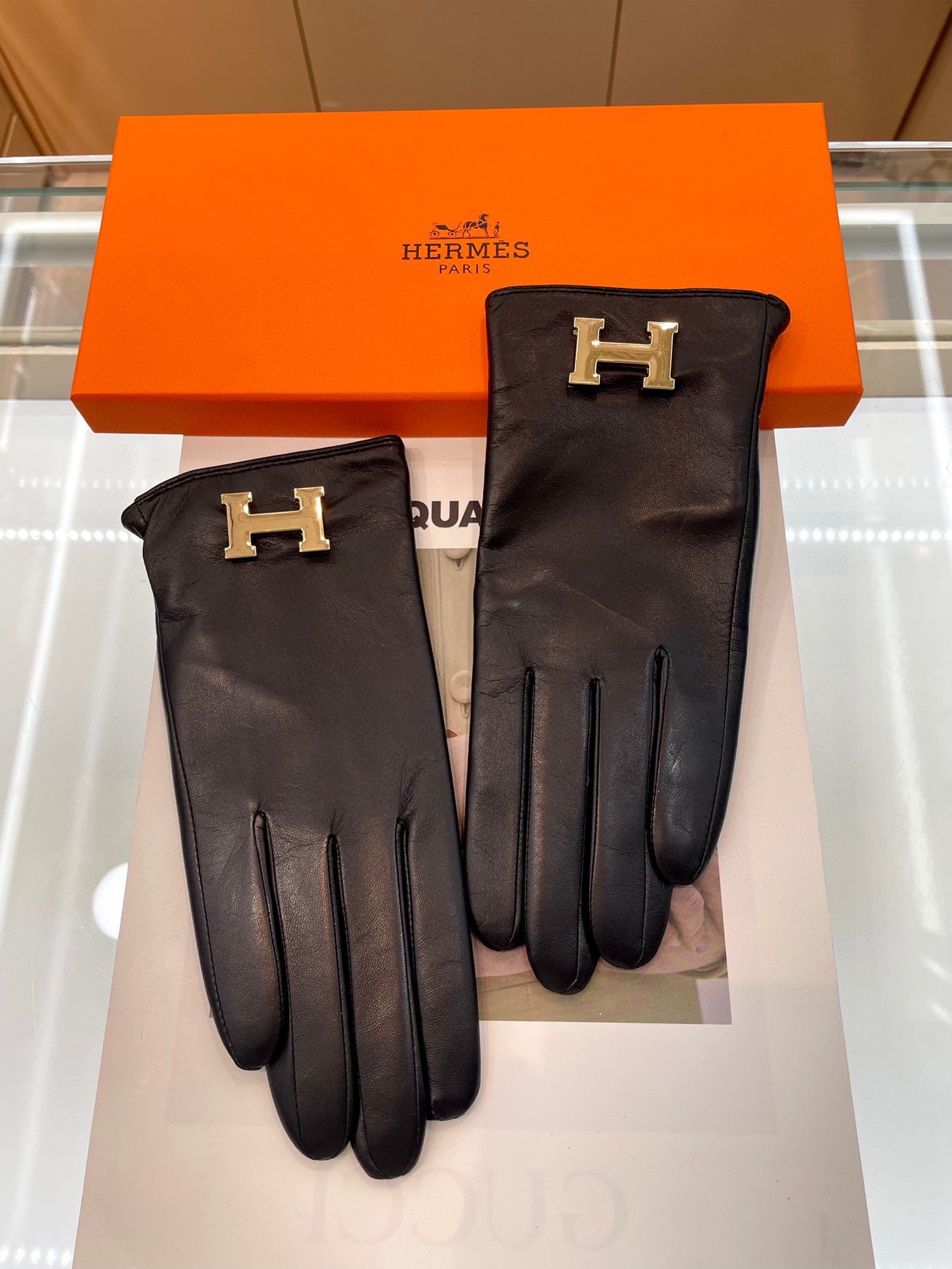 HERMES TOUCHSCREEN GLOVES IN BLACK LAMBSKIN WITH CASERE LINING