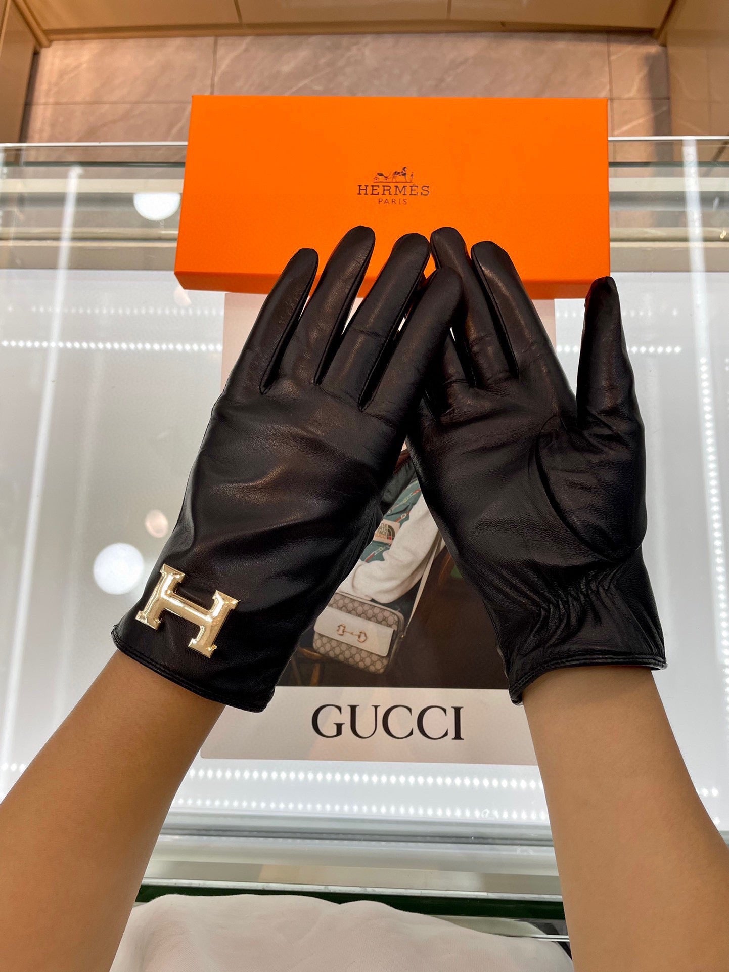 HERMES TOUCHSCREEN GLOVES IN BLACK LAMBSKIN WITH CASERE LINING