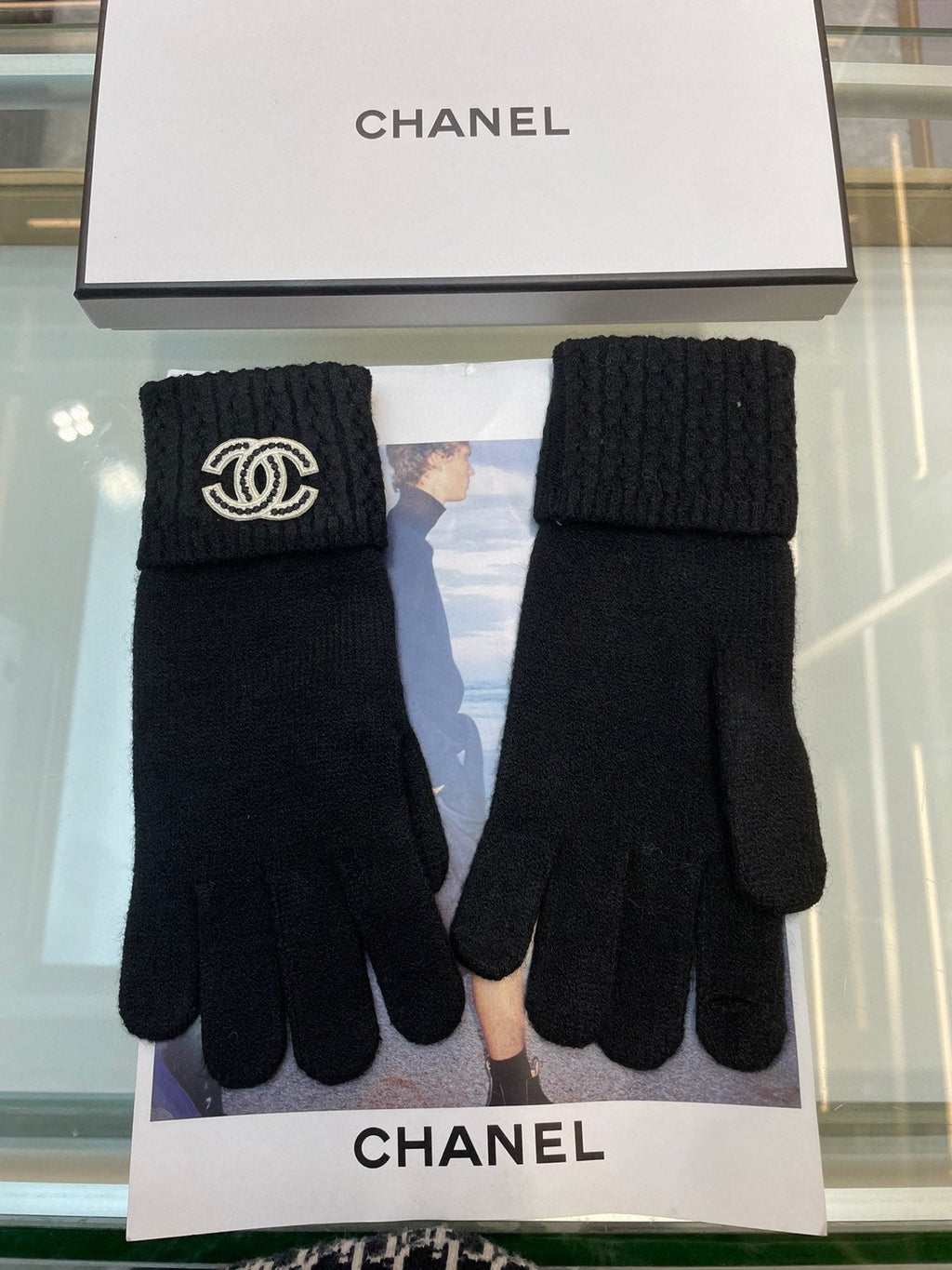 CHANEL GLOVES IN BLACK CASHMERE WITH WHITE LOGO 405907