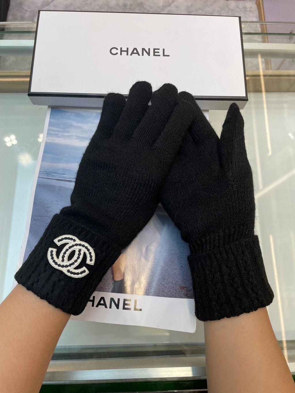 CHANEL GLOVES IN BLACK CASHMERE WITH WHITE LOGO 405907
