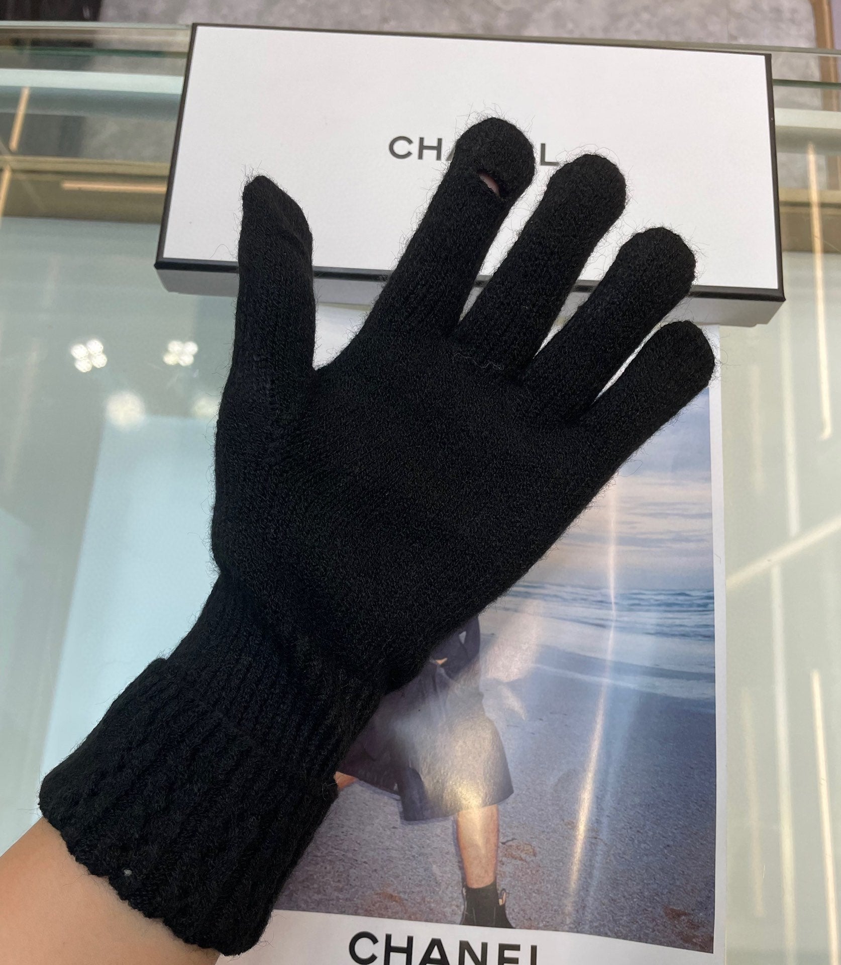 CHANEL GLOVES IN BLACK CASHMERE WITH WHITE LOGO 405907