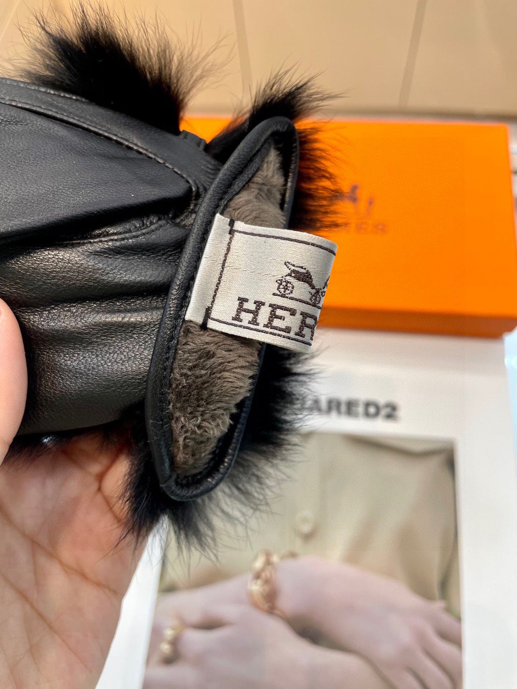 HERMES GLOVES WITH H LETTER IN BLACK SHEEPSKIN AND LAMB FUR 409344