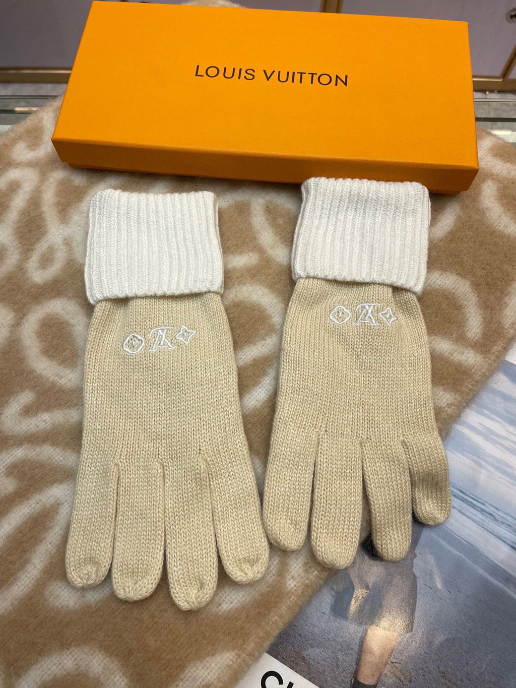 LOUIS VUITTON GLOVES IN WHEAT TAN MIX WHITE WOOL 458572