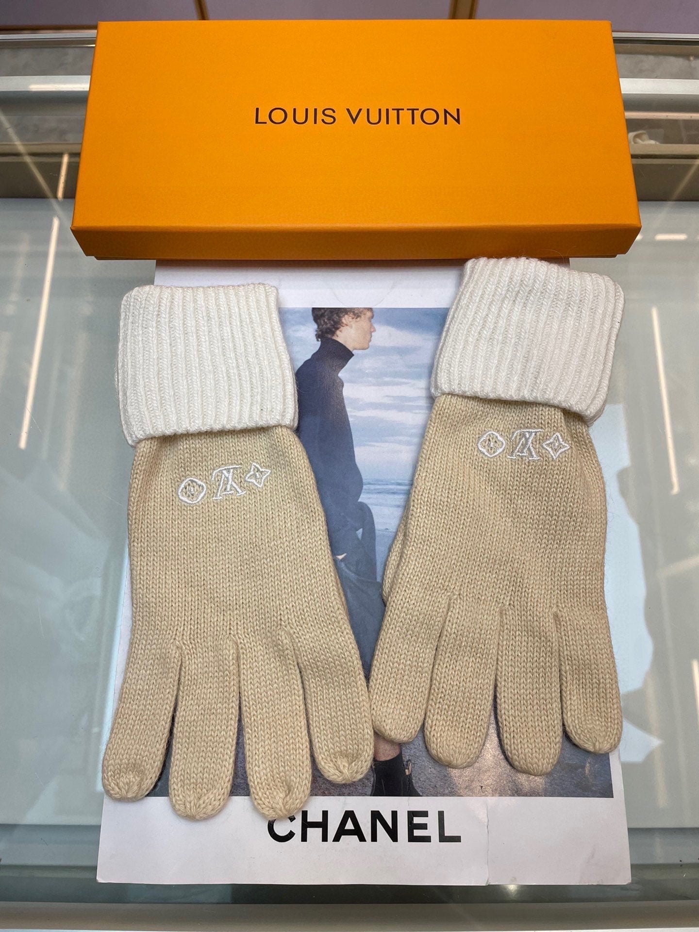 LOUIS VUITTON GLOVES IN WHEAT TAN MIX WHITE WOOL 458572