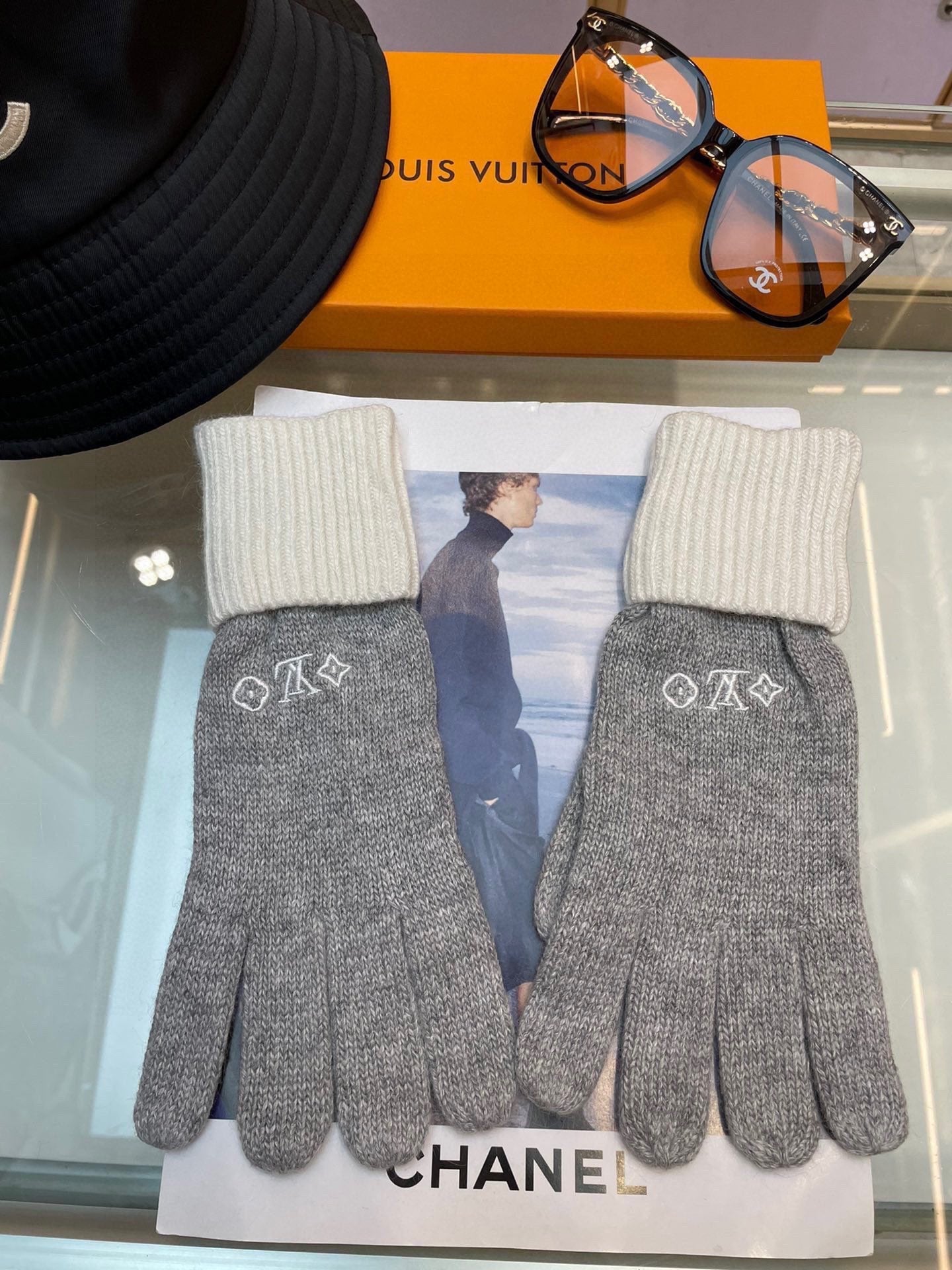 LOUIS VUITTON GLOVES IN DOVE GRAY MIX WHITE WOOL 458573