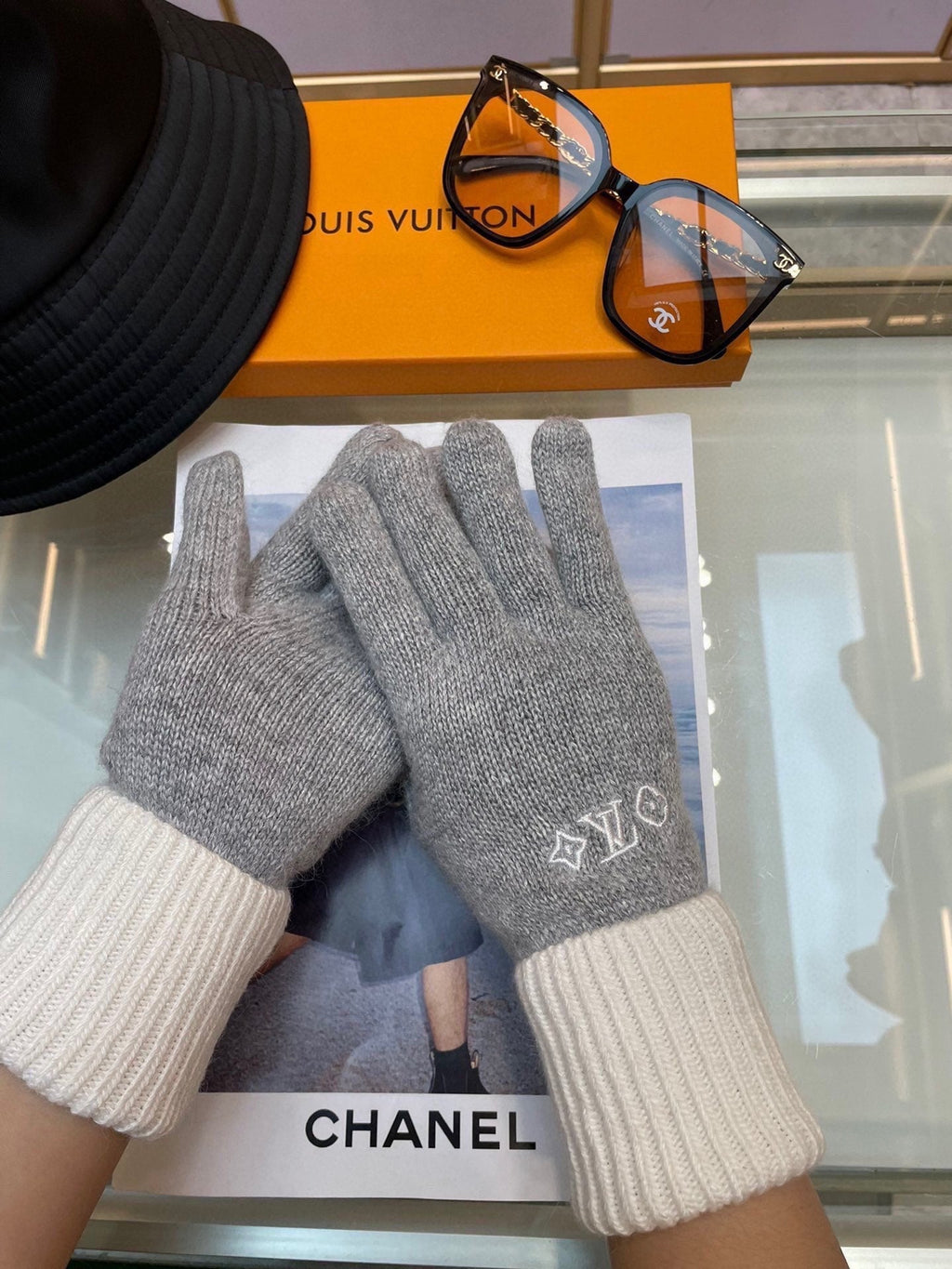 LOUIS VUITTON GLOVES IN DOVE GRAY MIX WHITE WOOL 458573